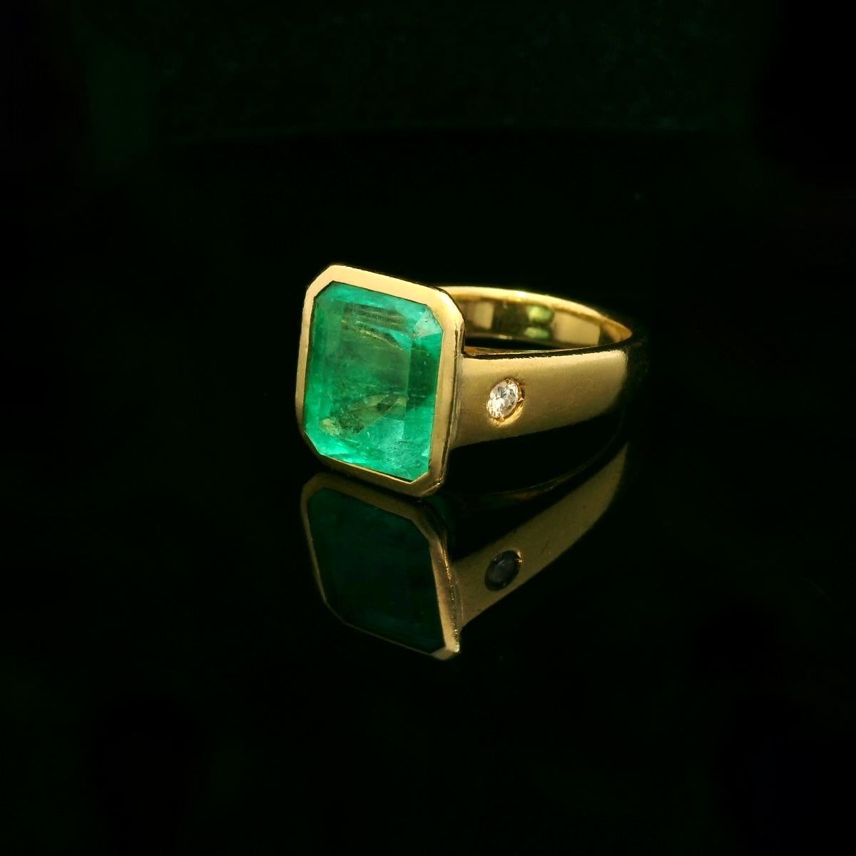 Vintage 7.25 Carats Colombian emerald ring In Excellent Condition For Sale In Uccle, BE
