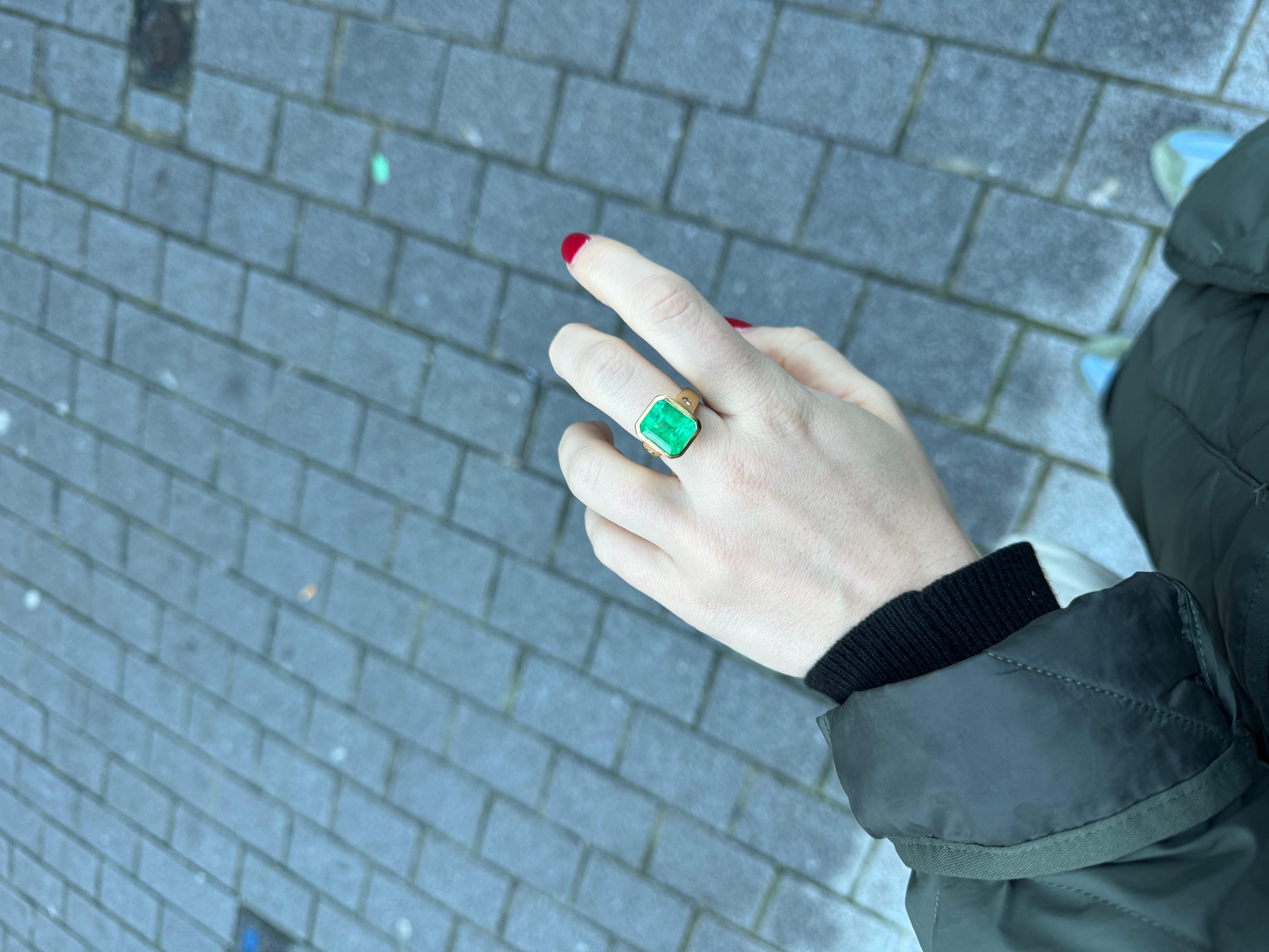Women's or Men's Vintage 7.25 Carats Colombian emerald ring For Sale