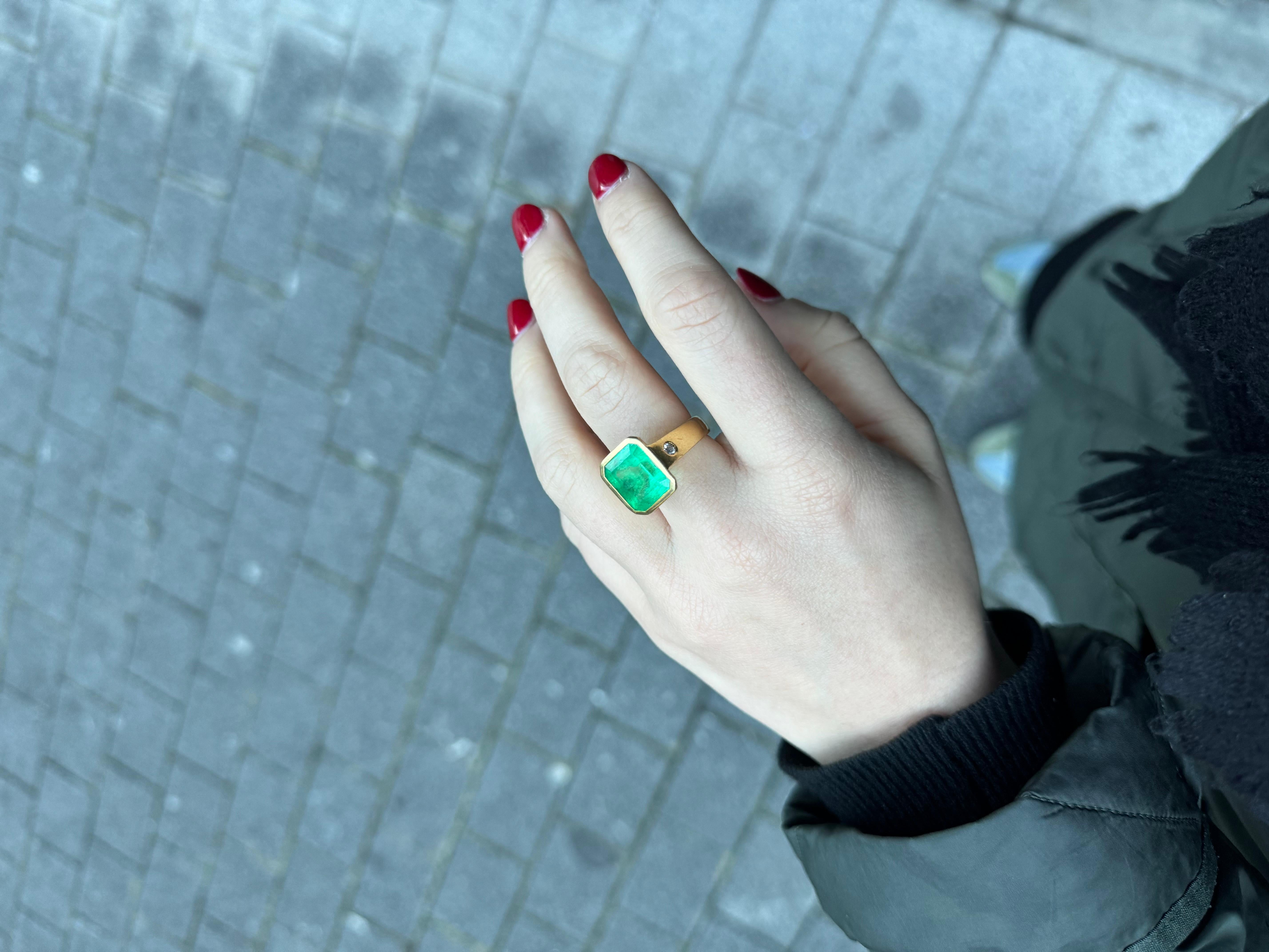 Vintage 7.25 Carats Colombian emerald ring For Sale 1