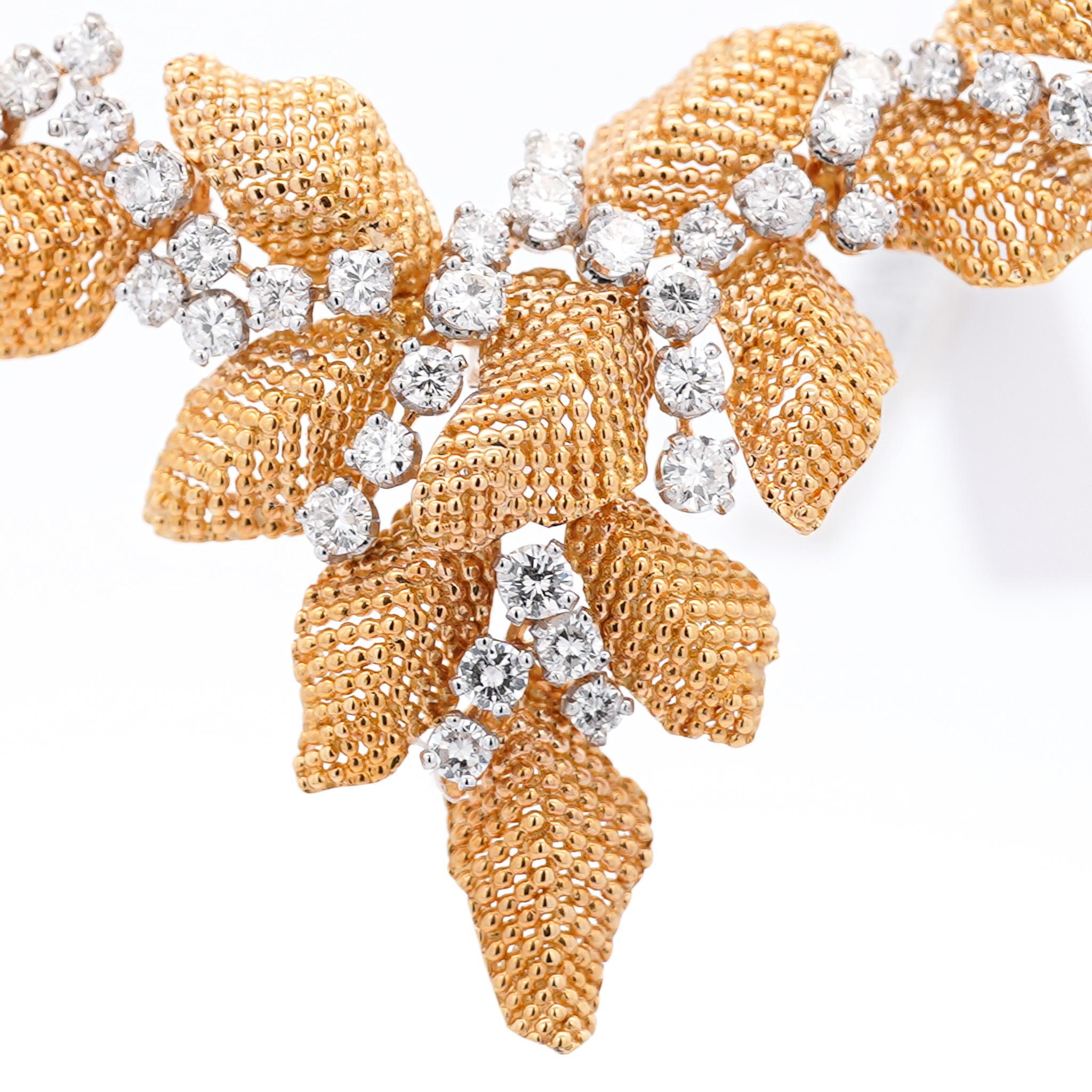 Taille brillant Collier chandelier vintage texturé à fleurs en or 18 carats et diamants 7,3 carats en vente