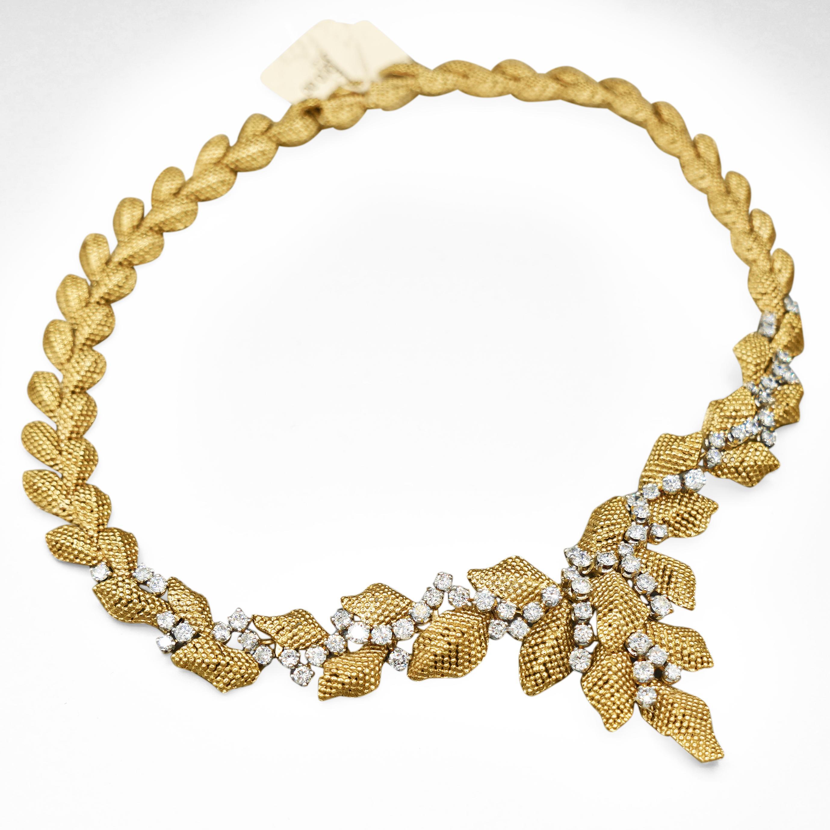 Collier chandelier vintage texturé à fleurs en or 18 carats et diamants 7,3 carats Bon état - En vente à Miami, FL