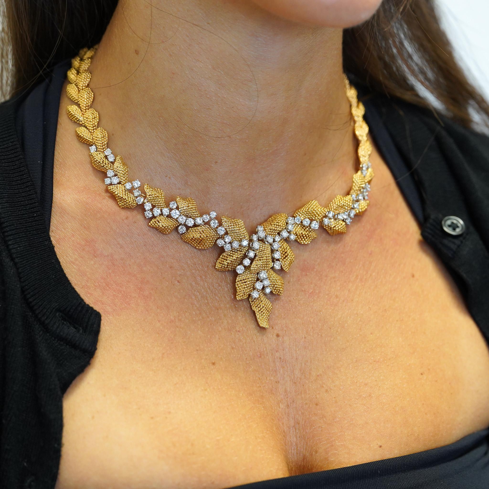 Collier chandelier vintage texturé à fleurs en or 18 carats et diamants 7,3 carats en vente 1
