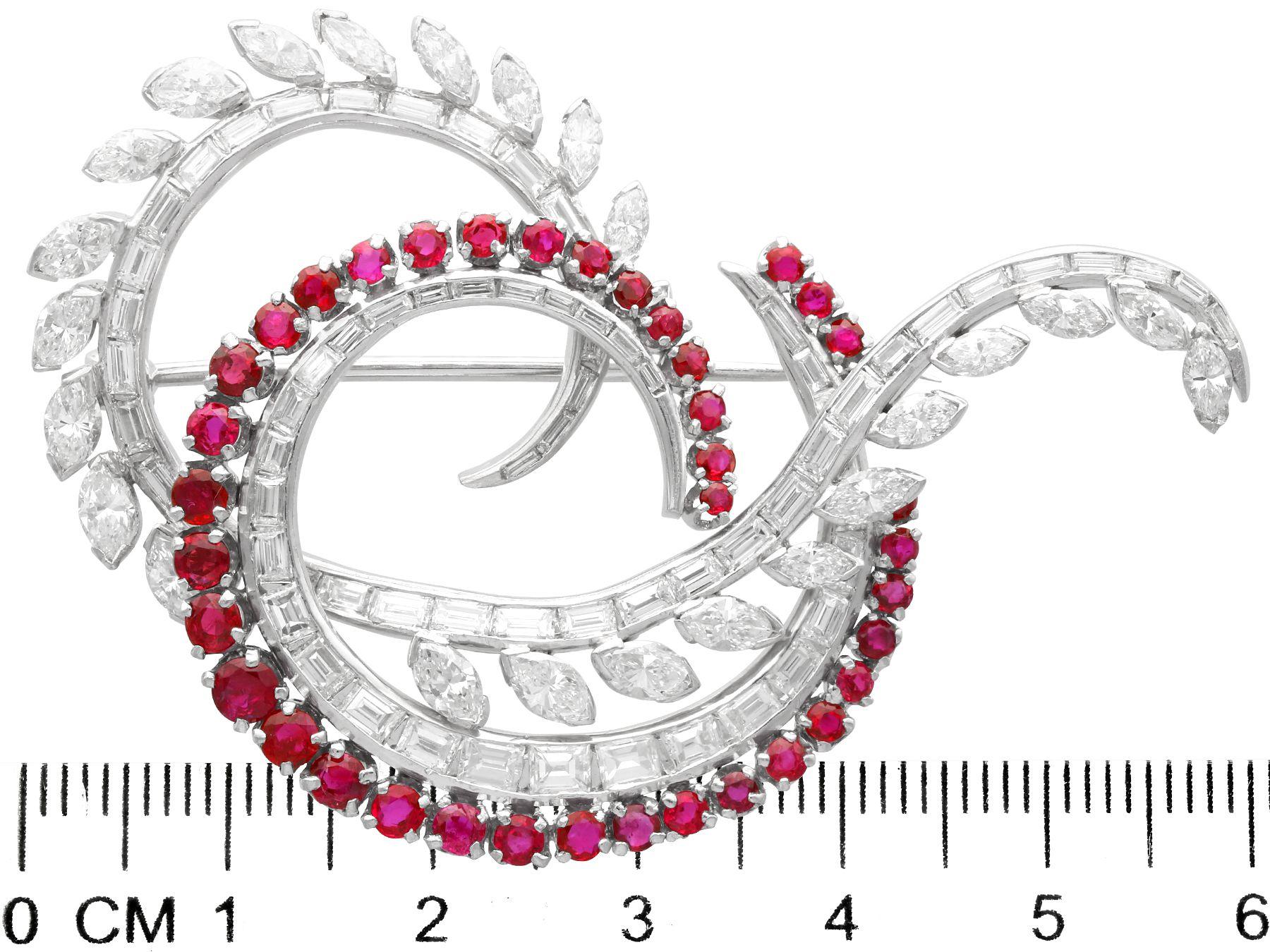 Broche vintage de platino con diamantes de 7,35 quilates y rubíes de 1,95 quilates, circa 1950 en venta 2