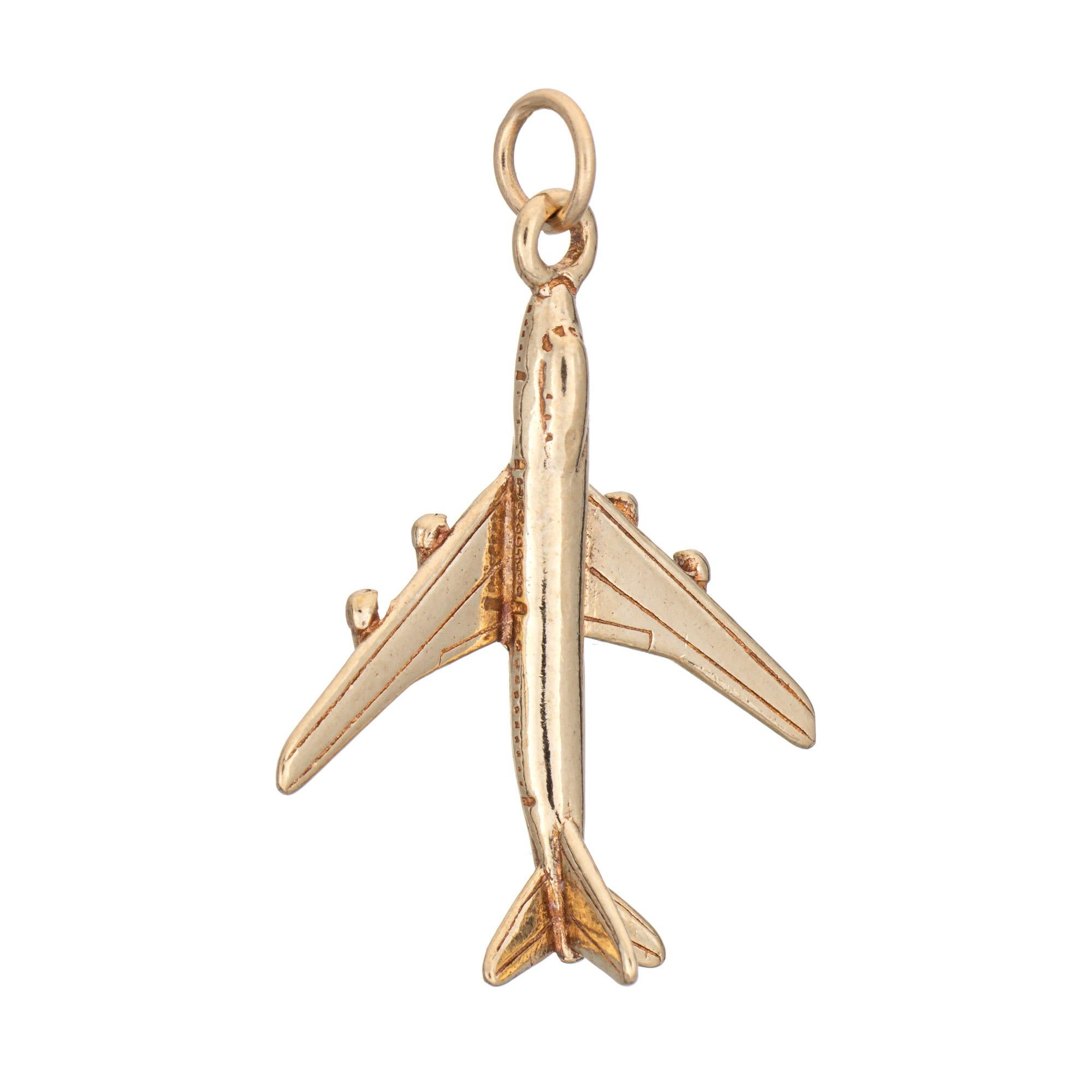Ciondolo vintage 747 Airplane finemente dettagliato realizzato in oro giallo 14k (circa anni '80).  

Il fascino dell'aereo mette in evidenza un aereo 747 a fusoliera larga. Il pezzo può essere indossato come ciondolo su un braccialetto o come