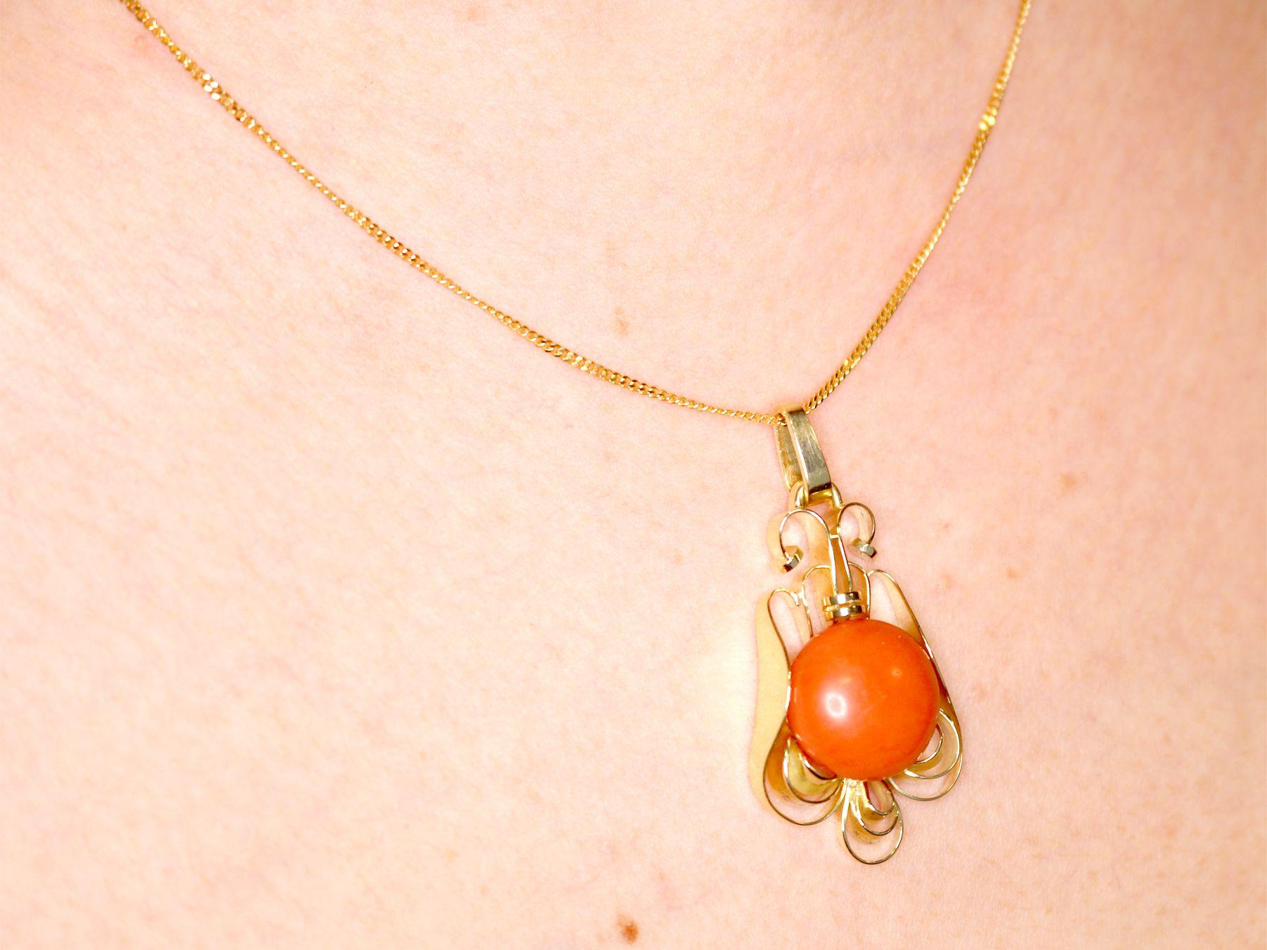 Vintage 7.47carat Coral and Yellow Gold Pendant For Sale 1