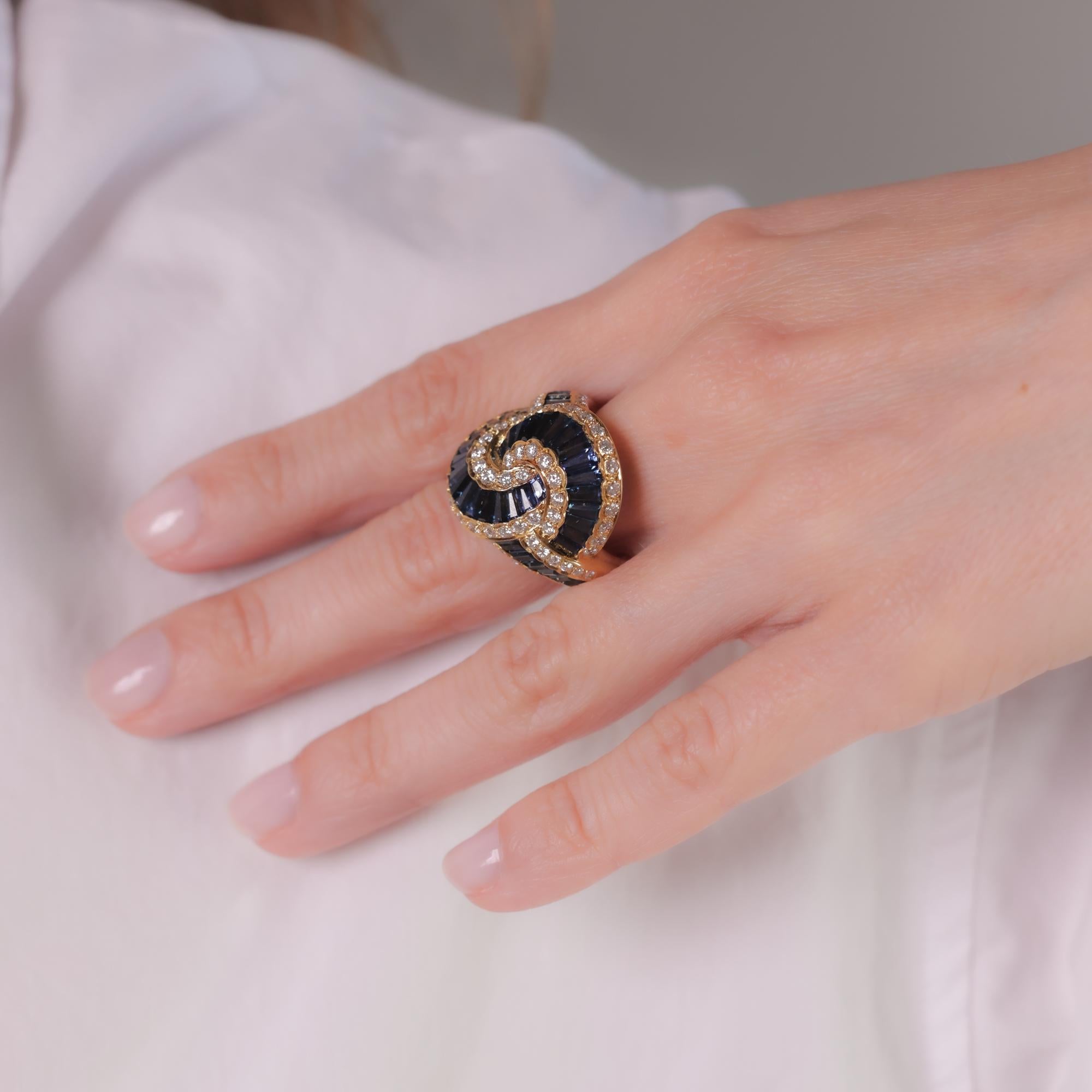 Anillo de cóctel vintage de oro de 18k con zafiro y diamante de 7,5 quilates de peso total Baguette cónica en venta