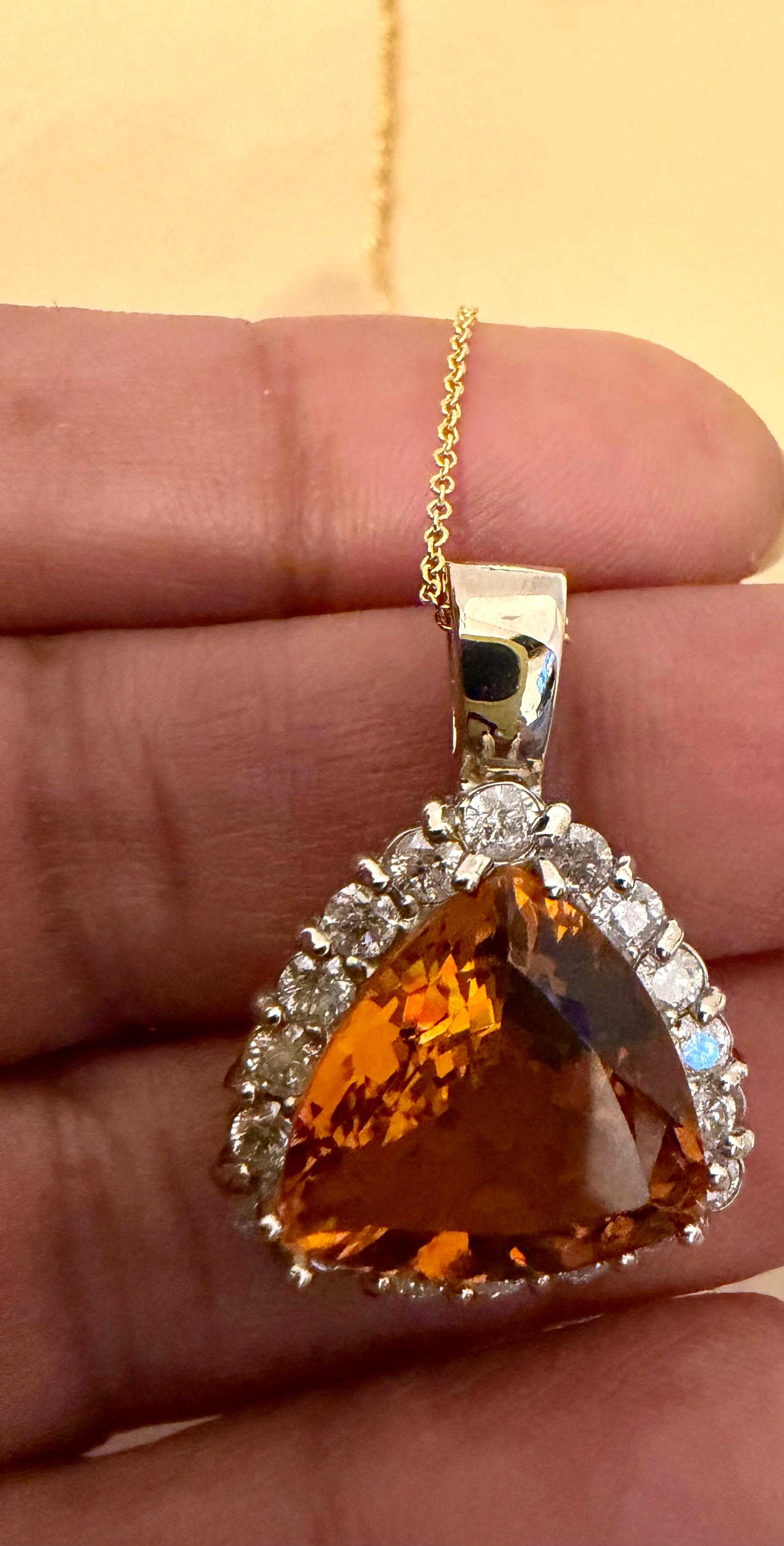 Ciondolo d'epoca con Citrino Trillion da 7,5 carati e diamanti in oro giallo 14 Kt con catena 
Splendida collana con ciondolo in oro giallo 14K da 7,5 carati di citrino naturale con catena lunga 18