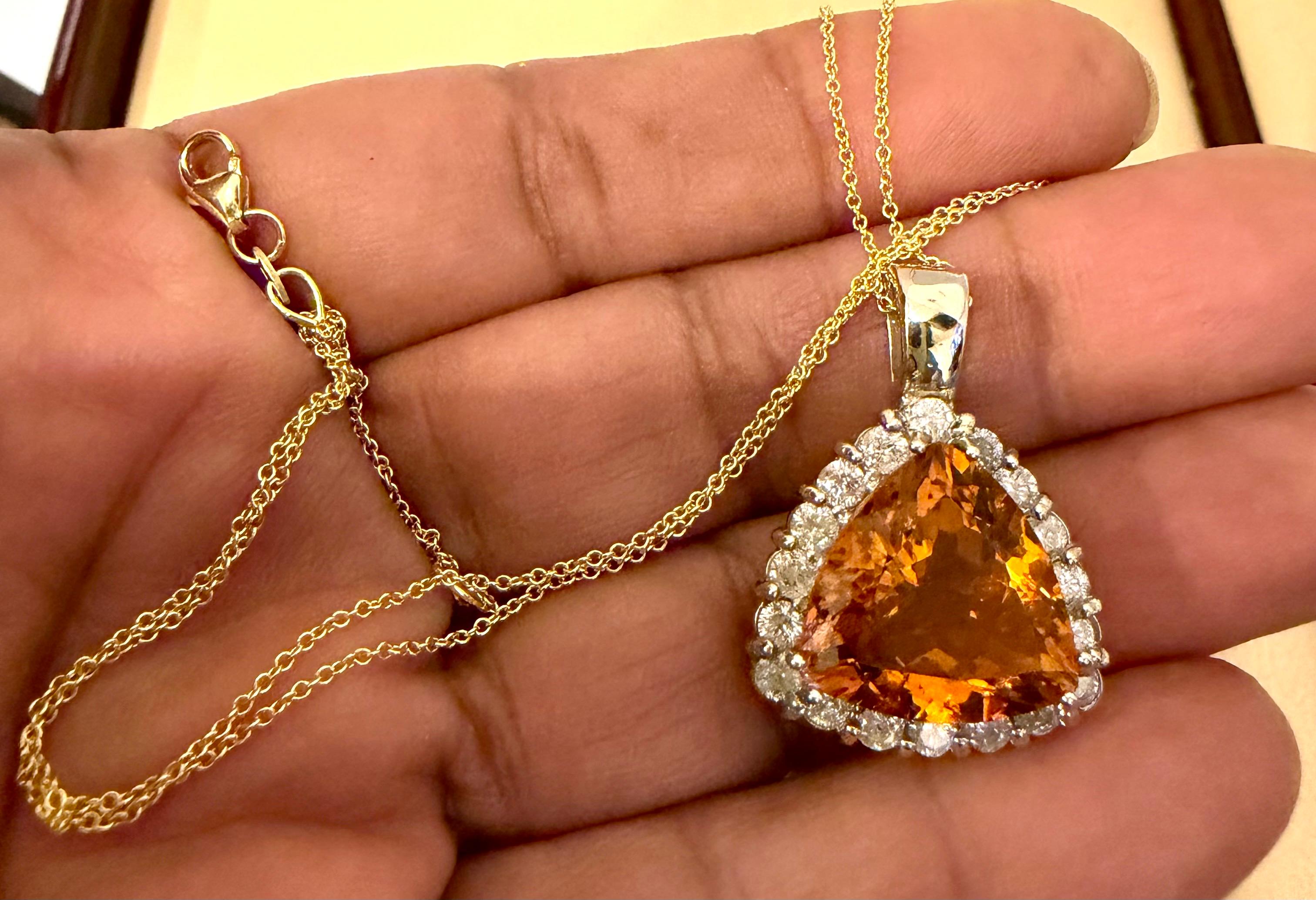 Ciondolo d'epoca con Citrino Trillion da 7,5 carati e diamanti in oro giallo 14 Kt con catena In condizioni ottime in vendita a New York, NY