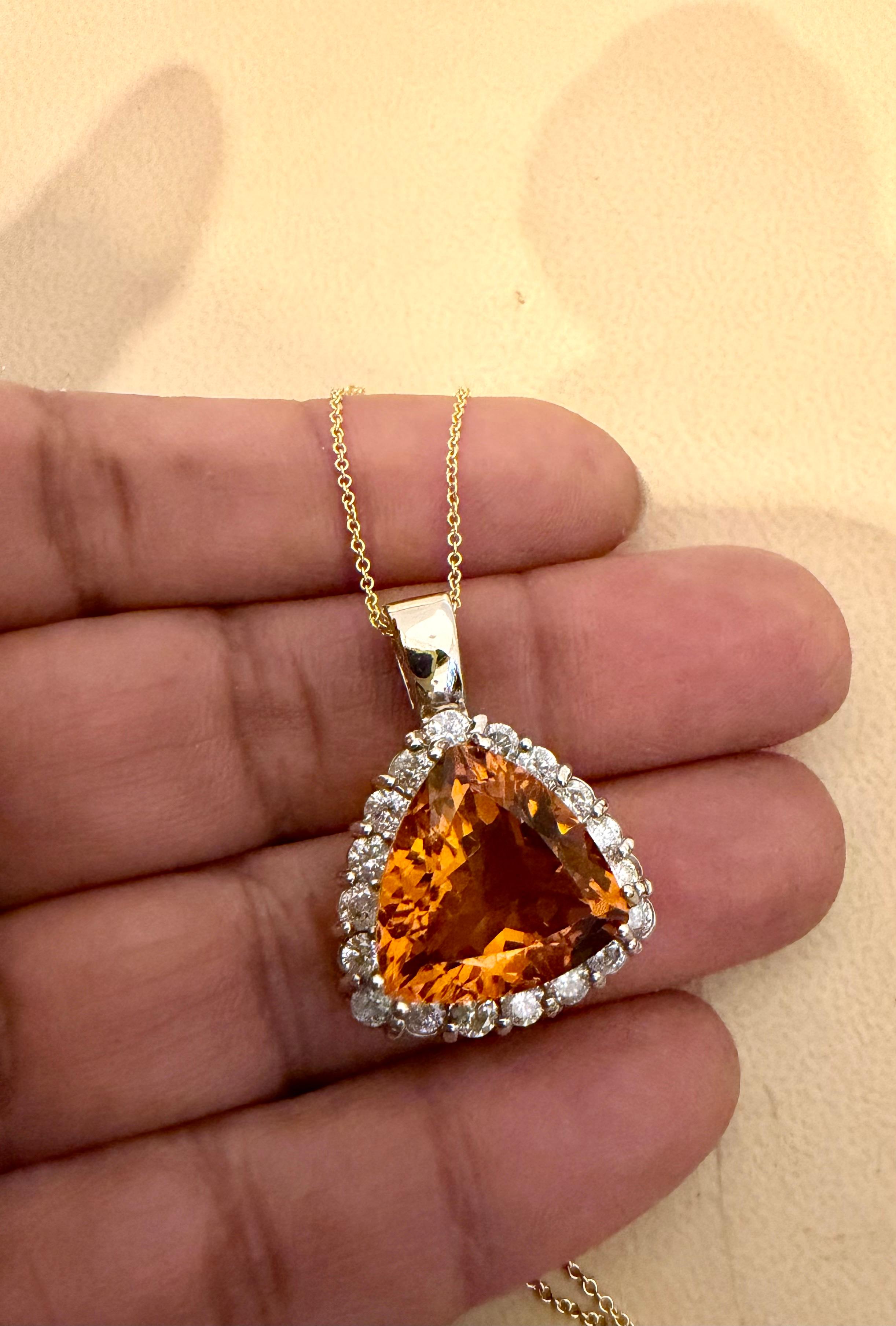 Donna Ciondolo d'epoca con Citrino Trillion da 7,5 carati e diamanti in oro giallo 14 Kt con catena in vendita