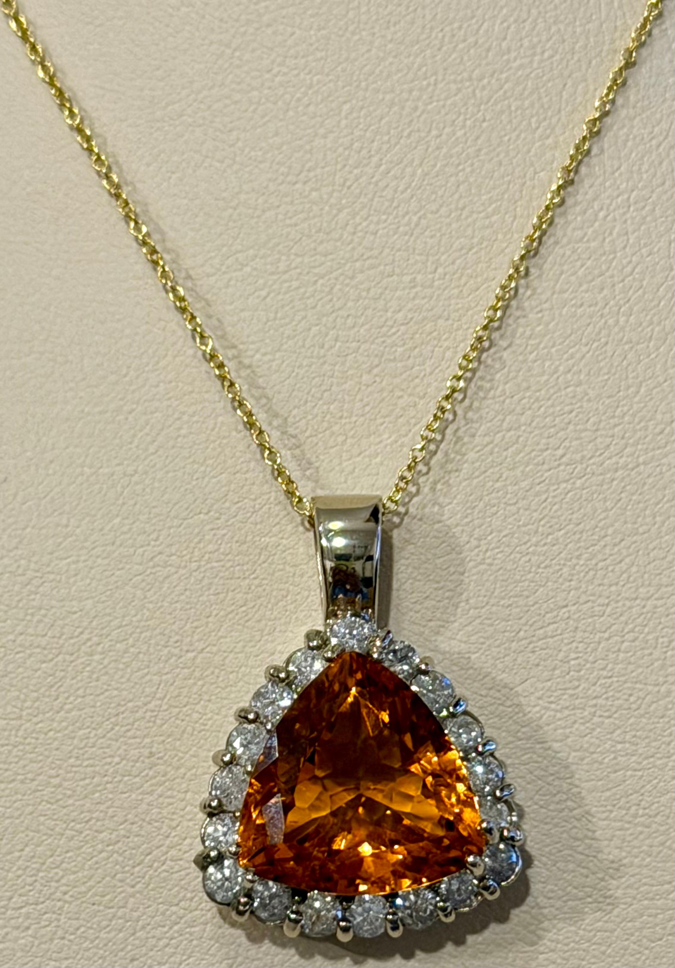 Ciondolo d'epoca con Citrino Trillion da 7,5 carati e diamanti in oro giallo 14 Kt con catena in vendita 1