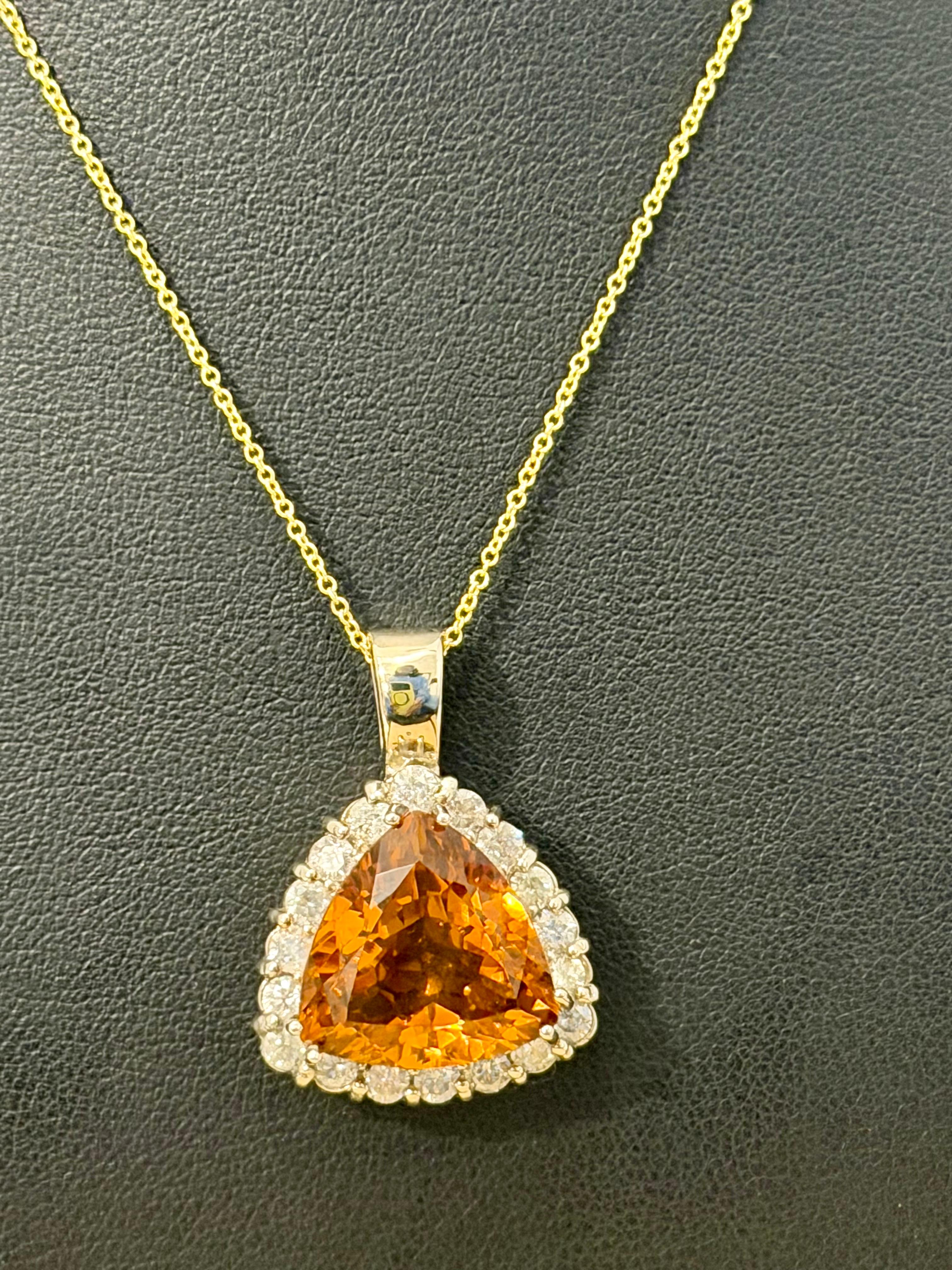 Ciondolo d'epoca con Citrino Trillion da 7,5 carati e diamanti in oro giallo 14 Kt con catena in vendita 3