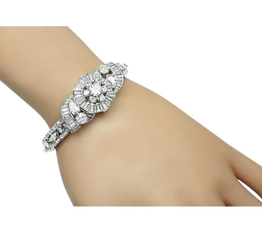Il s'agit d'un charmant bracelet de montre en platine recouvert de diamants datant des années 1950. Le bracelet de la montre est serti de diamants baguette, poire, marquise et ronds étincelants pesant environ 7,50 carats. La couleur de ces diamants