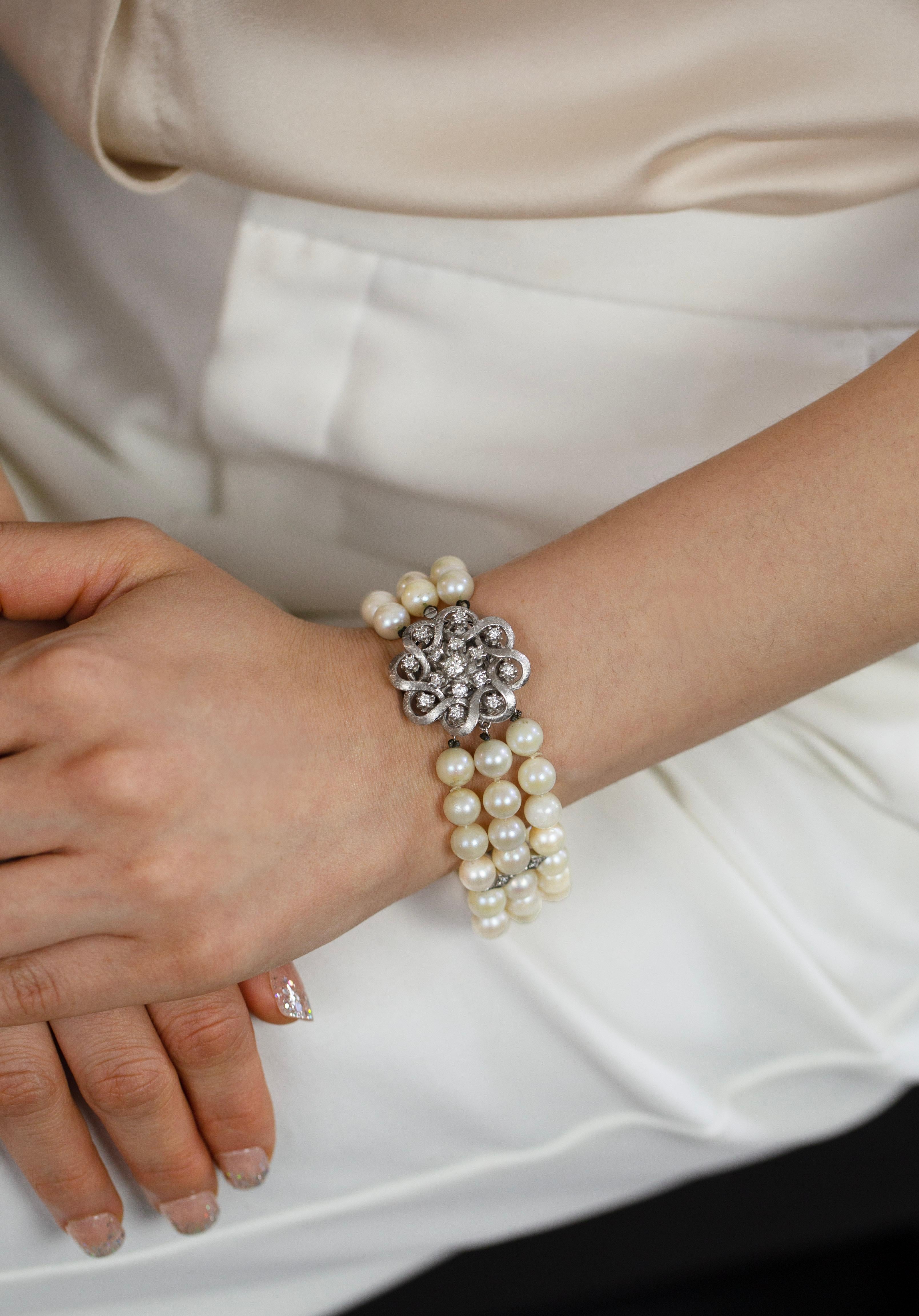 Dreireihiges Vintage-Perlen- und Diamantarmband, 7,50 mm im Zustand „Gut“ in New York, NY