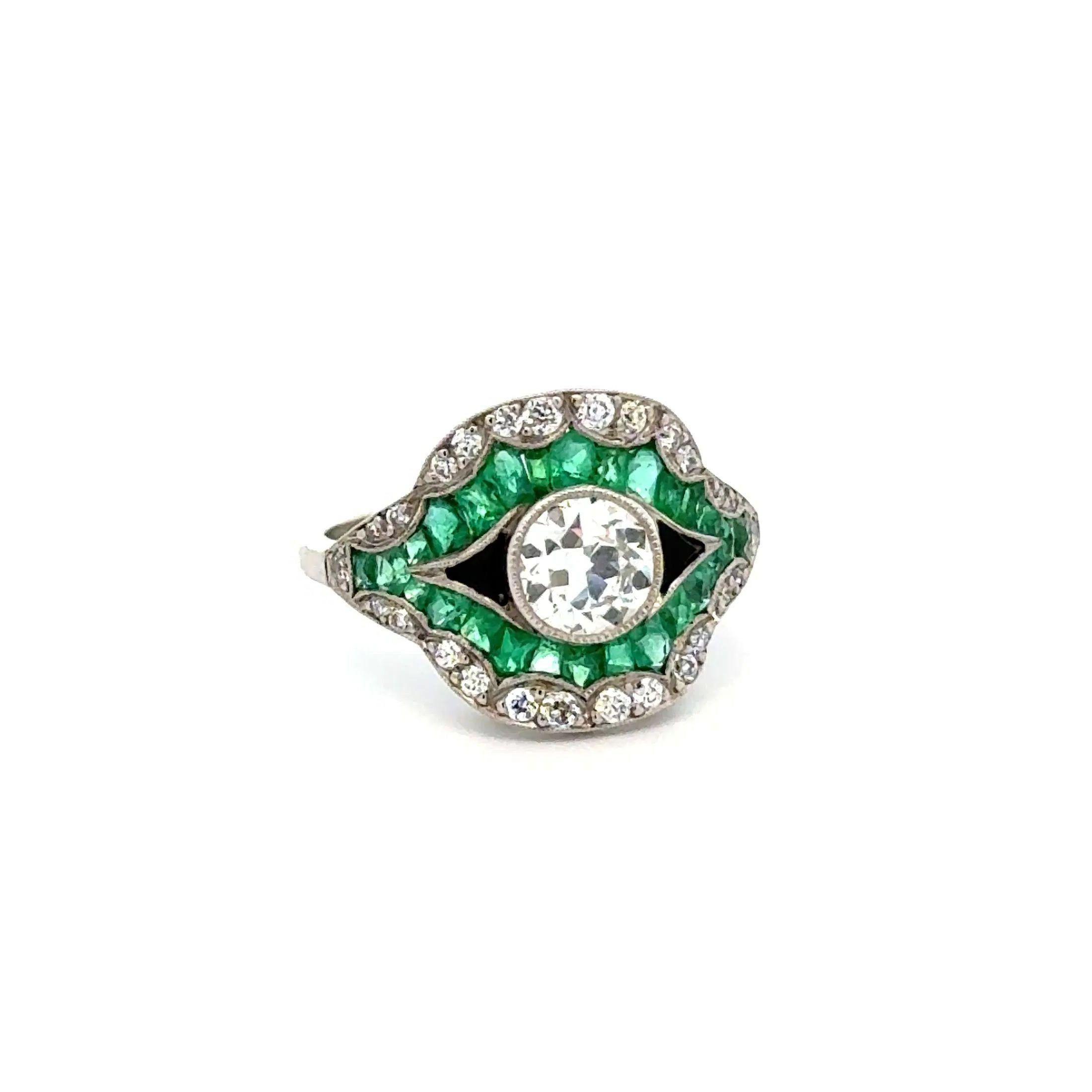 Tout simplement magnifique ! Élégante bague de cocktail en platine de style Art of Vintage, finement détaillée, ornée de diamants, d'émeraudes et d'onyx. Au centre se trouve un diamant de 75 carat de taille européenne serti à la main et solidement