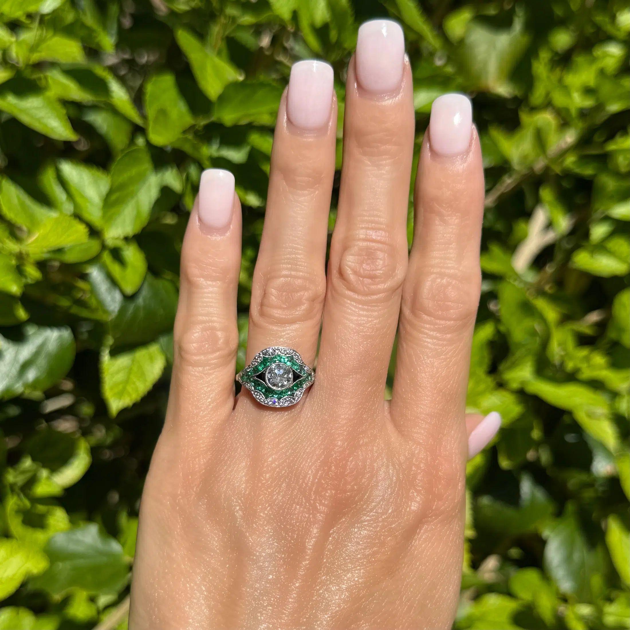 Art déco Vintage .75ct Diamond, Emerald and Onyx Platinum Filigree Ring (bague en filigrane en platine avec diamant, émeraude et onyx) en vente