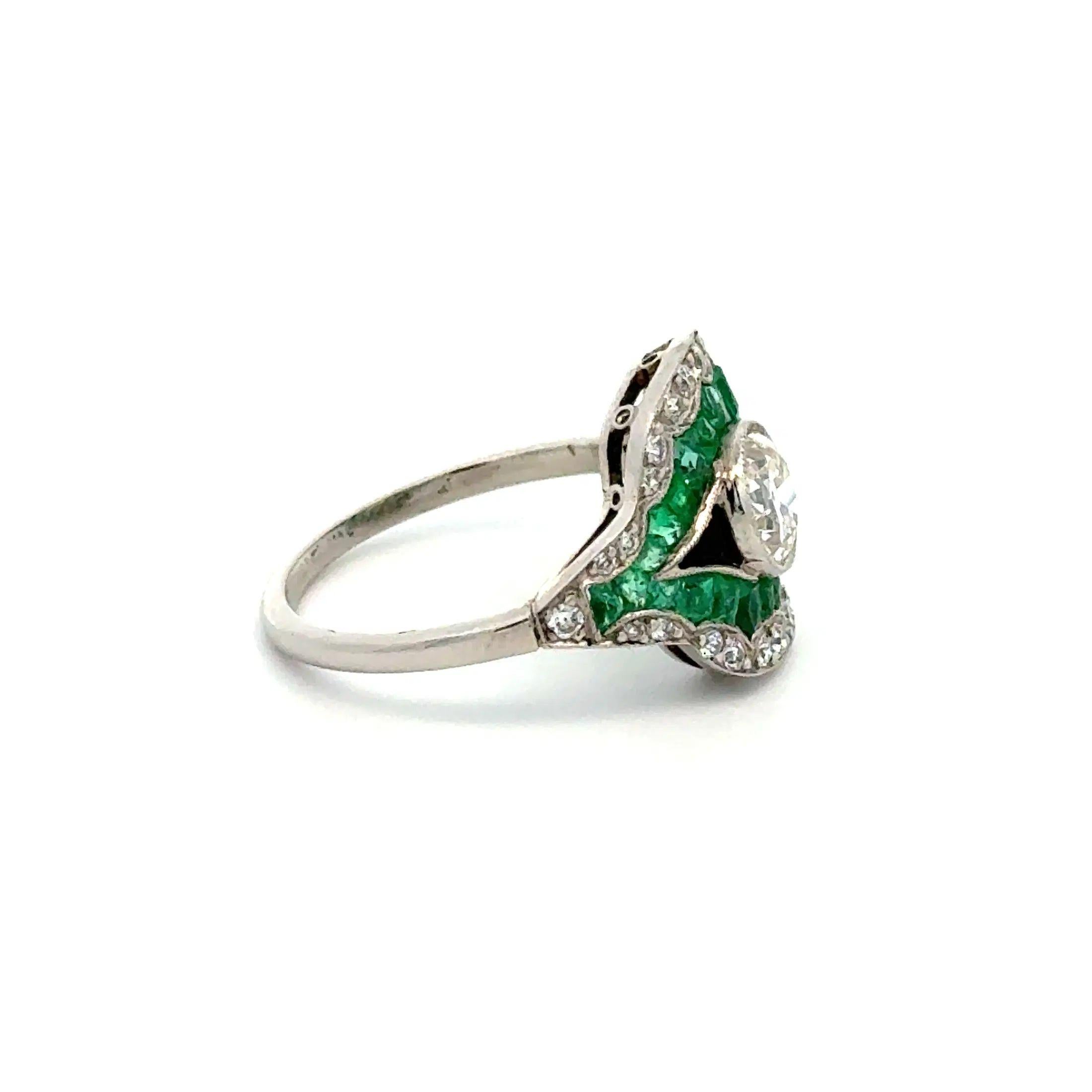 Vintage .75ct Diamond, Emerald and Onyx Platinum Filigree Ring (bague en filigrane en platine avec diamant, émeraude et onyx) Pour femmes en vente