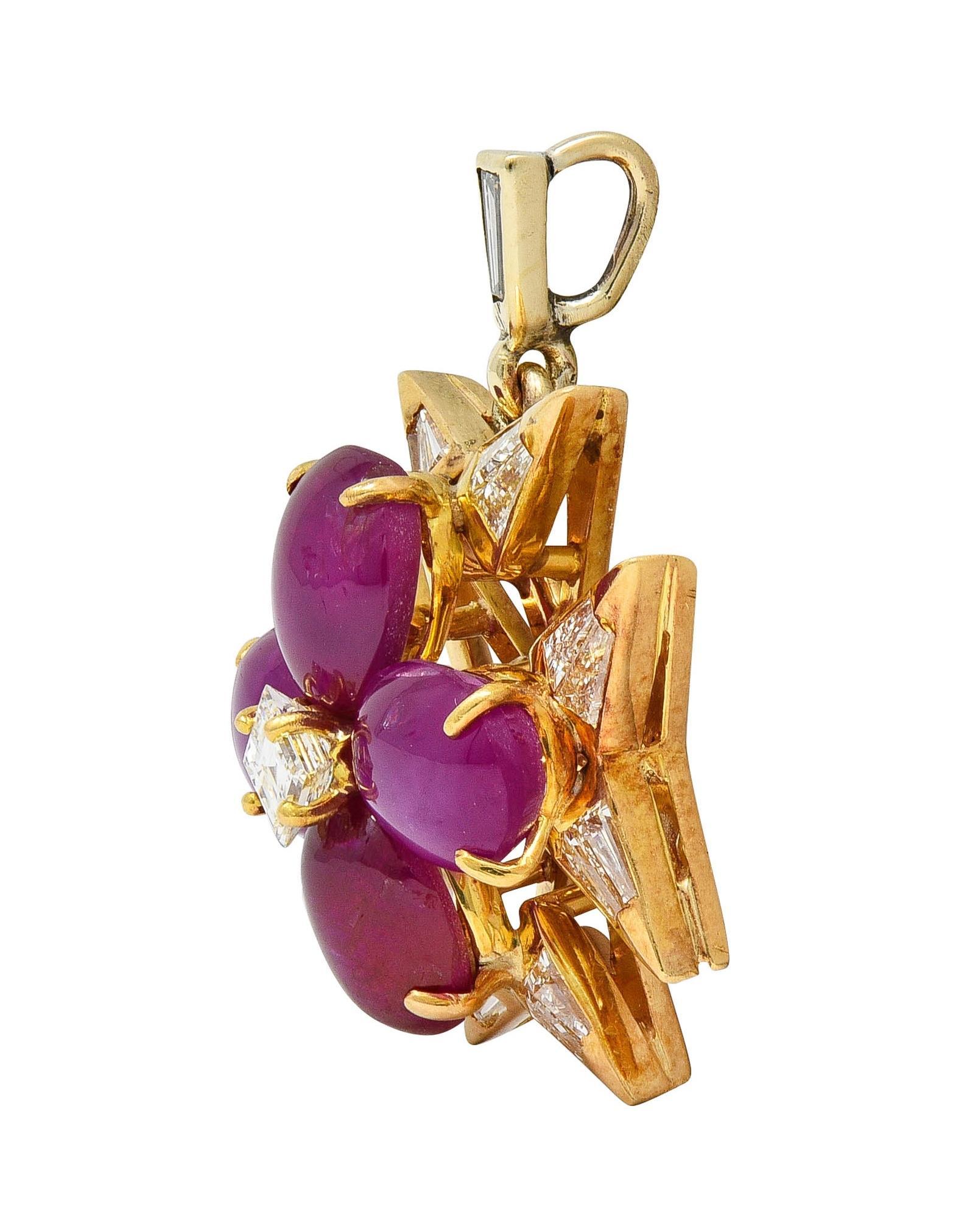 In Form eines Malteserkreuzes, das an einem konisch zulaufenden Ballen mit Sprungring hängt
In der Mitte ein quadratischer Diamant im Stufenschliff mit einem Gewicht von etwa 0,20 Karat
H Farbe mit VS2 Klarheit und Zackenfassung - mit einem Rubin