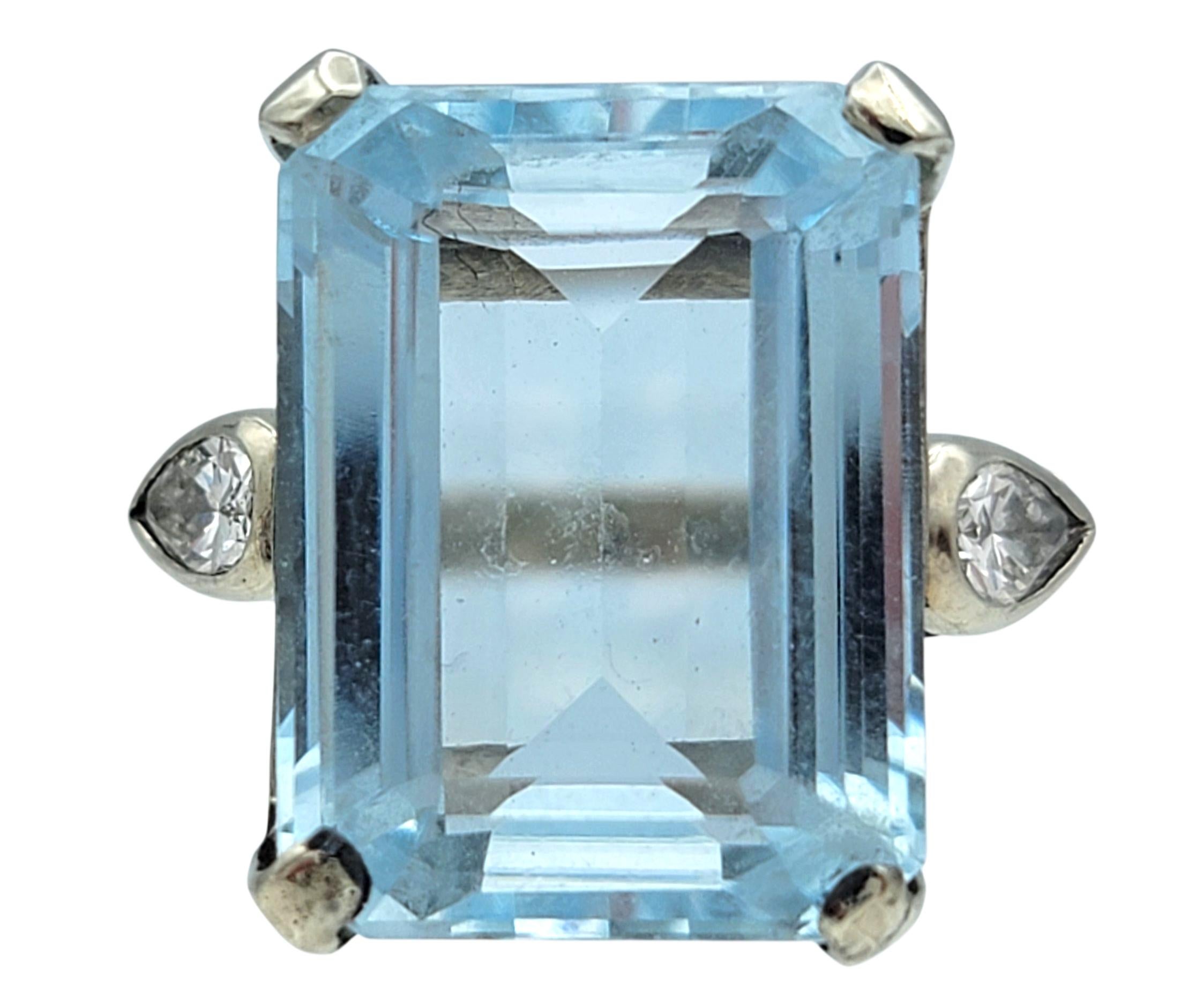 Ringgröße: 9.5

In der Mitte dieses Rings im Vintage-Stil befindet sich ein auffälliger Aquamarin im Smaragdschliff, der in einem ruhigen, hellblauen Farbton leuchtet, der an die Ruhe tropischer Gewässer erinnert. Seine klaren, langgestreckten