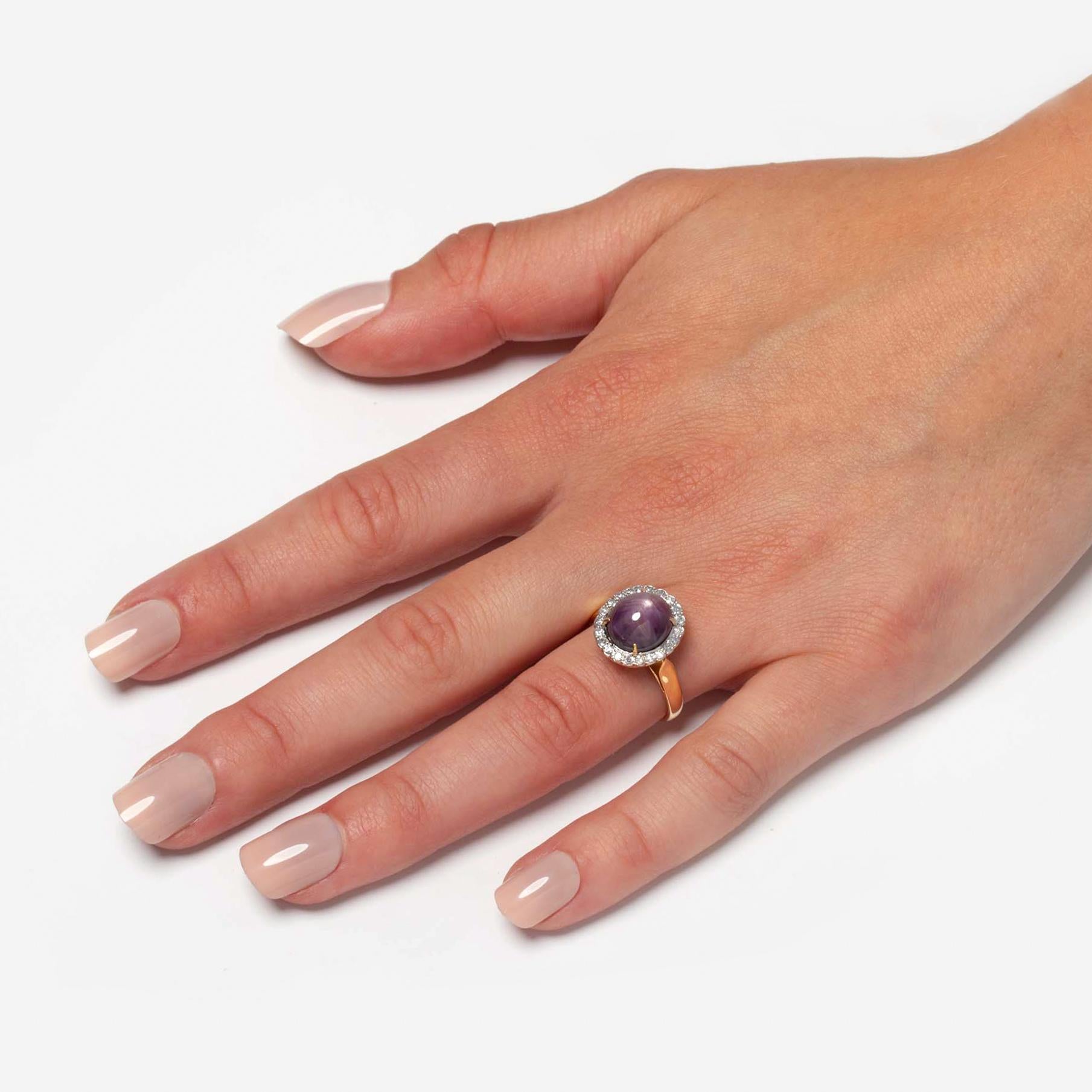 7,75 Karat Rubin- und Diamant-Halo-Ring, um 1970 Damen im Angebot