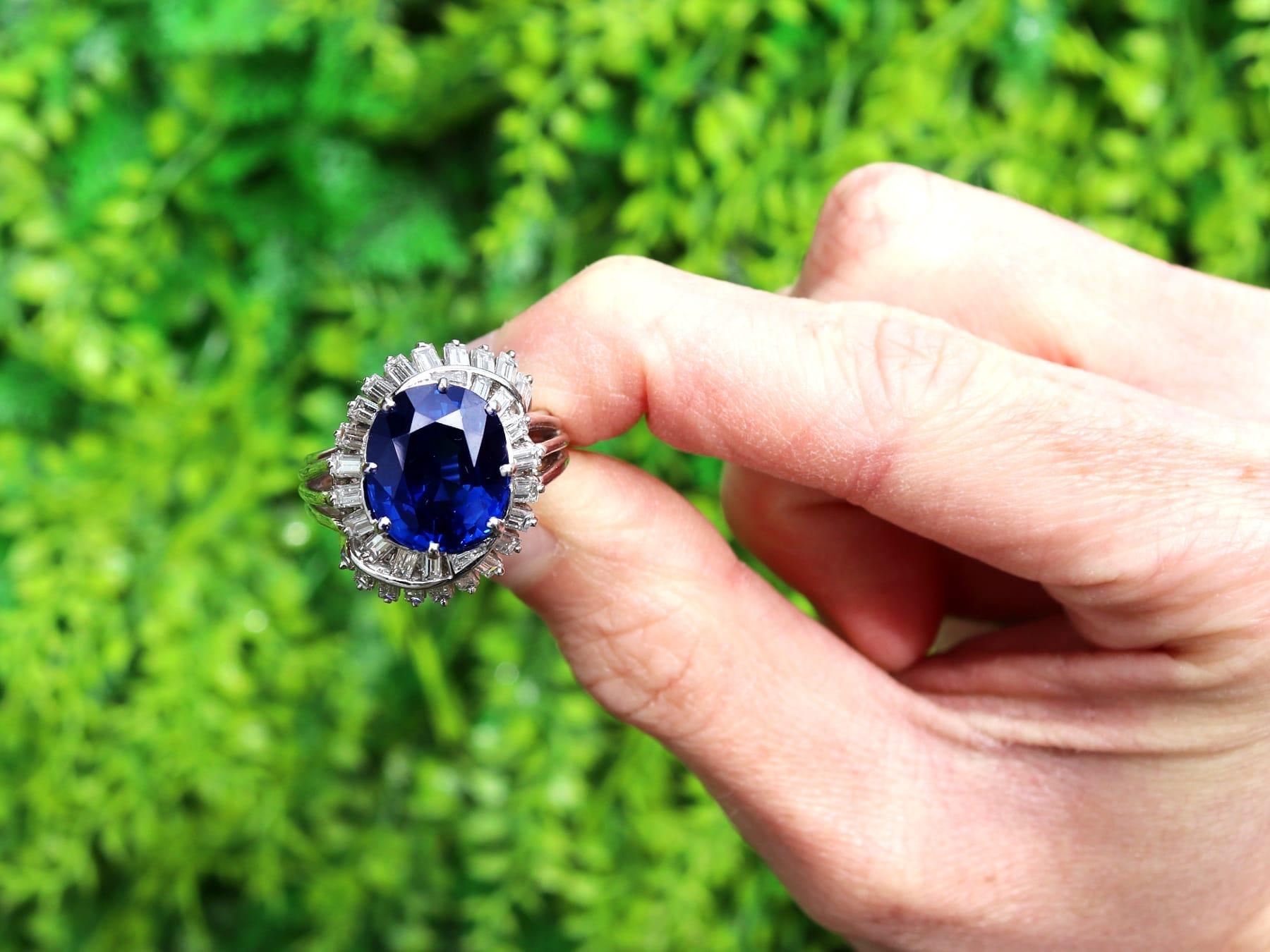 Ein atemberaubender Vintage-Ring aus Platin mit 7,93 Karat Saphir und 1,95 Karat Diamant; Teil unserer vielfältigen Vintage- und Nachlass-Schmuckkollektionen

Dieser atemberaubende, edle und beeindruckende Vintage-Ring mit Saphiren und Diamanten ist