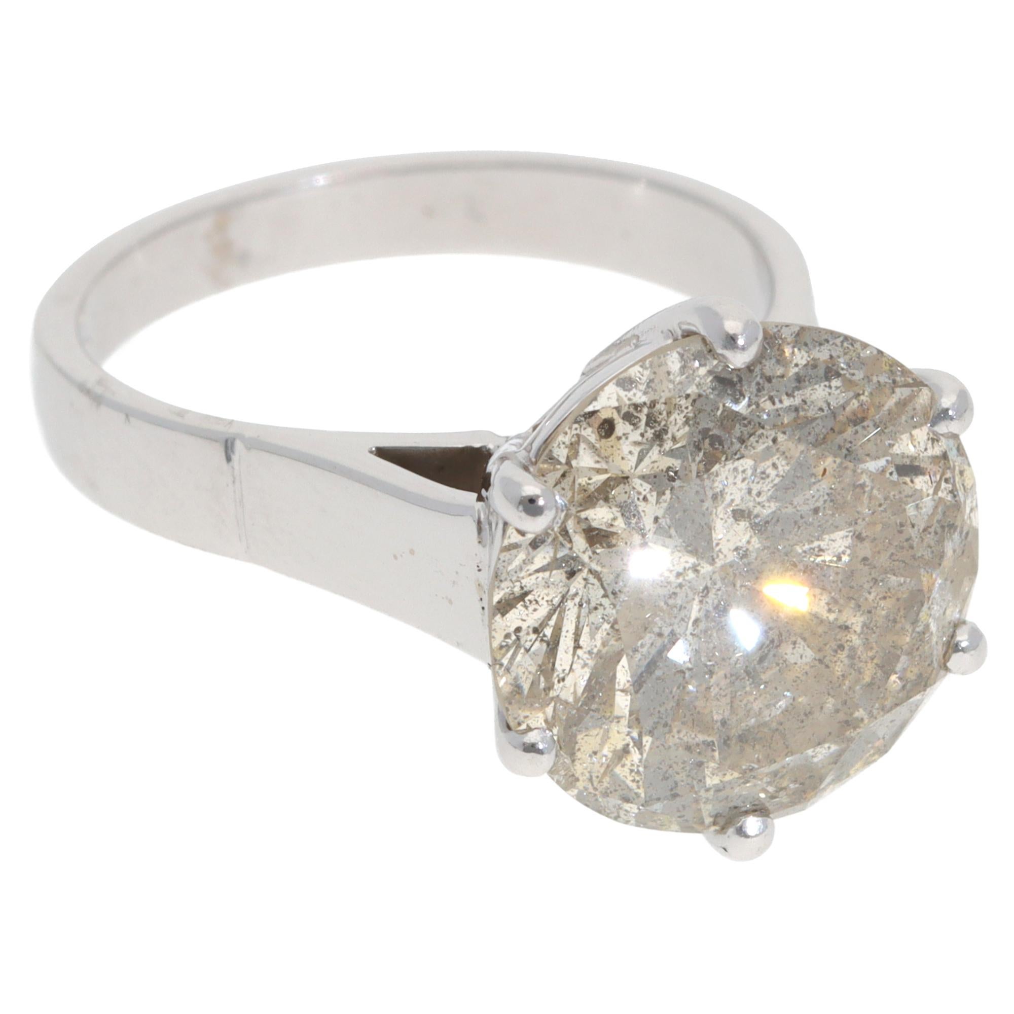 Ein atemberaubender Solitär-Diamantring aus 18 Karat Gelbgold.

Der Ring ist ausschließlich mit einem schönen runden Diamanten im Brillantschliff besetzt. Der Diamant ist in einer V-förmigen Doppelfassung mit sechs Krappen gefasst, die in einen