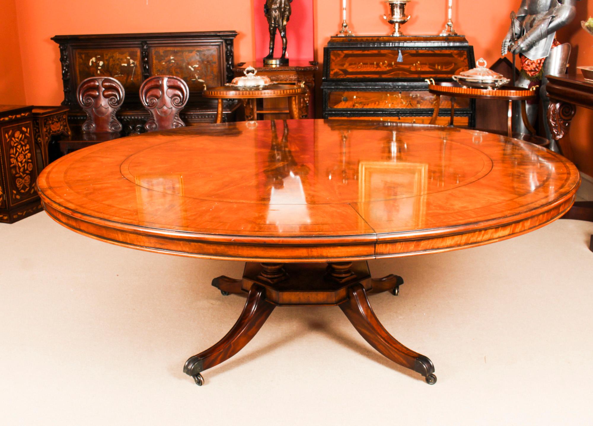 Vintage Diameter Flame Mahogany Jupe Dining Table & 8 Chairs 20th C In Good Condition In London, GB