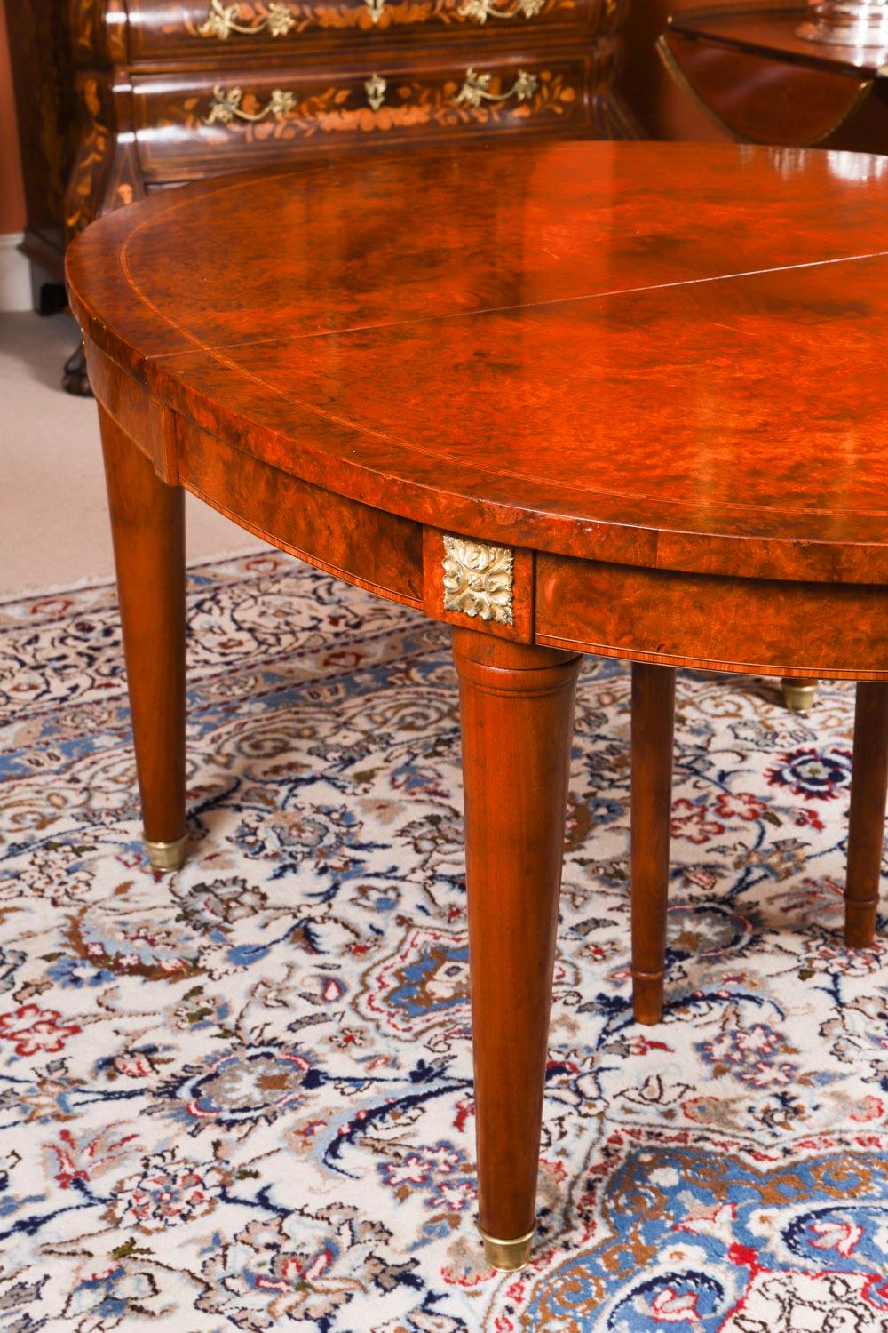 Vintage 7ft Französisch Empire Revival Burr Walnuss Esstisch 20. Jahrhundert im Angebot 11
