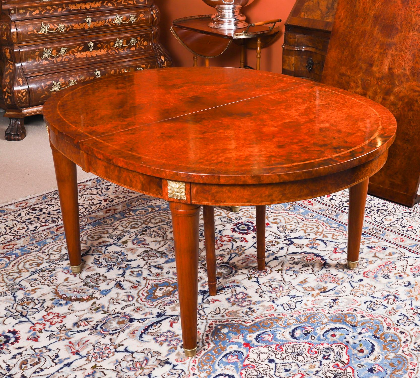 Vintage 7ft Französisch Empire Revival Burr Walnuss Esstisch 20. Jahrhundert im Angebot 3