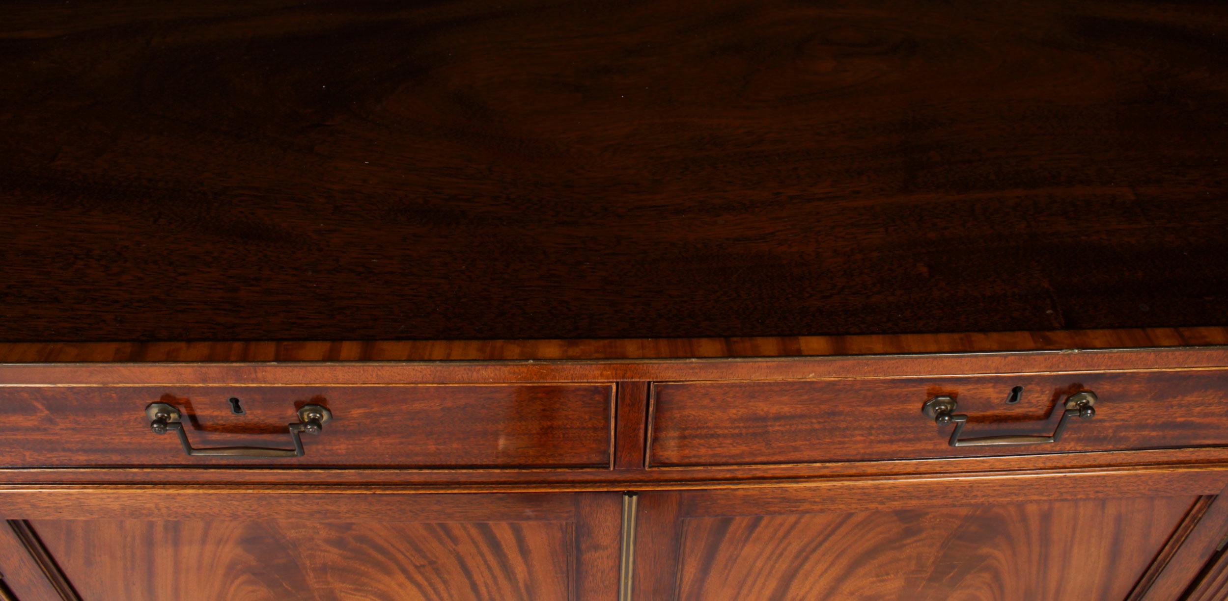 Vintage 7ft Large Flame Mahogany Sideboard by William Tillman Late 20th Century 10