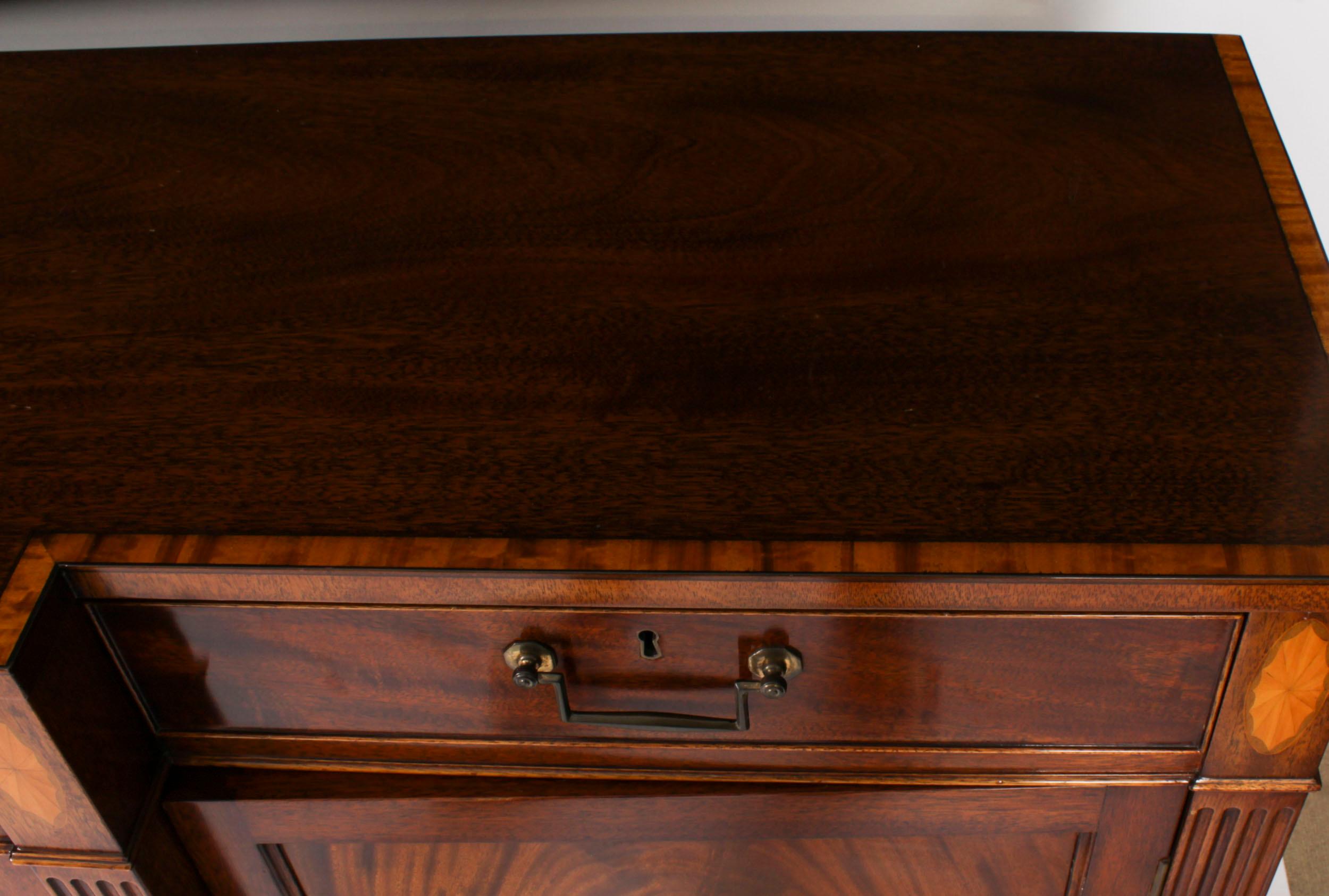Vintage 7ft Large Flame Mahogany Sideboard by William Tillman Late 20th Century 11