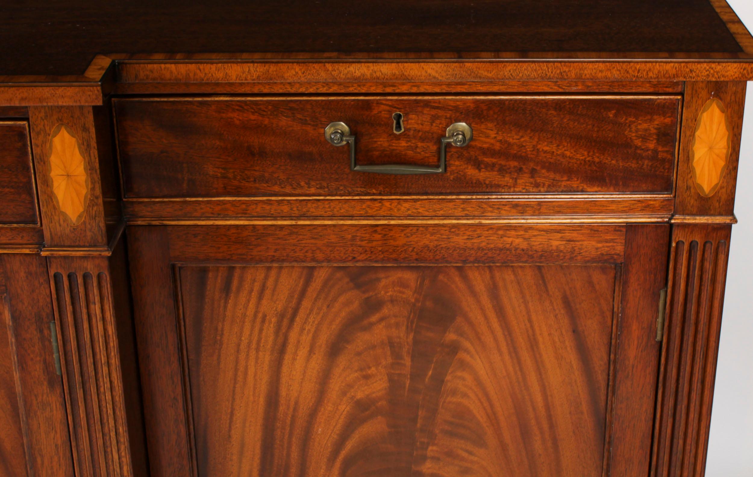 Vintage 7ft Large Flame Mahogany Sideboard by William Tillman Late 20th Century In Good Condition In London, GB