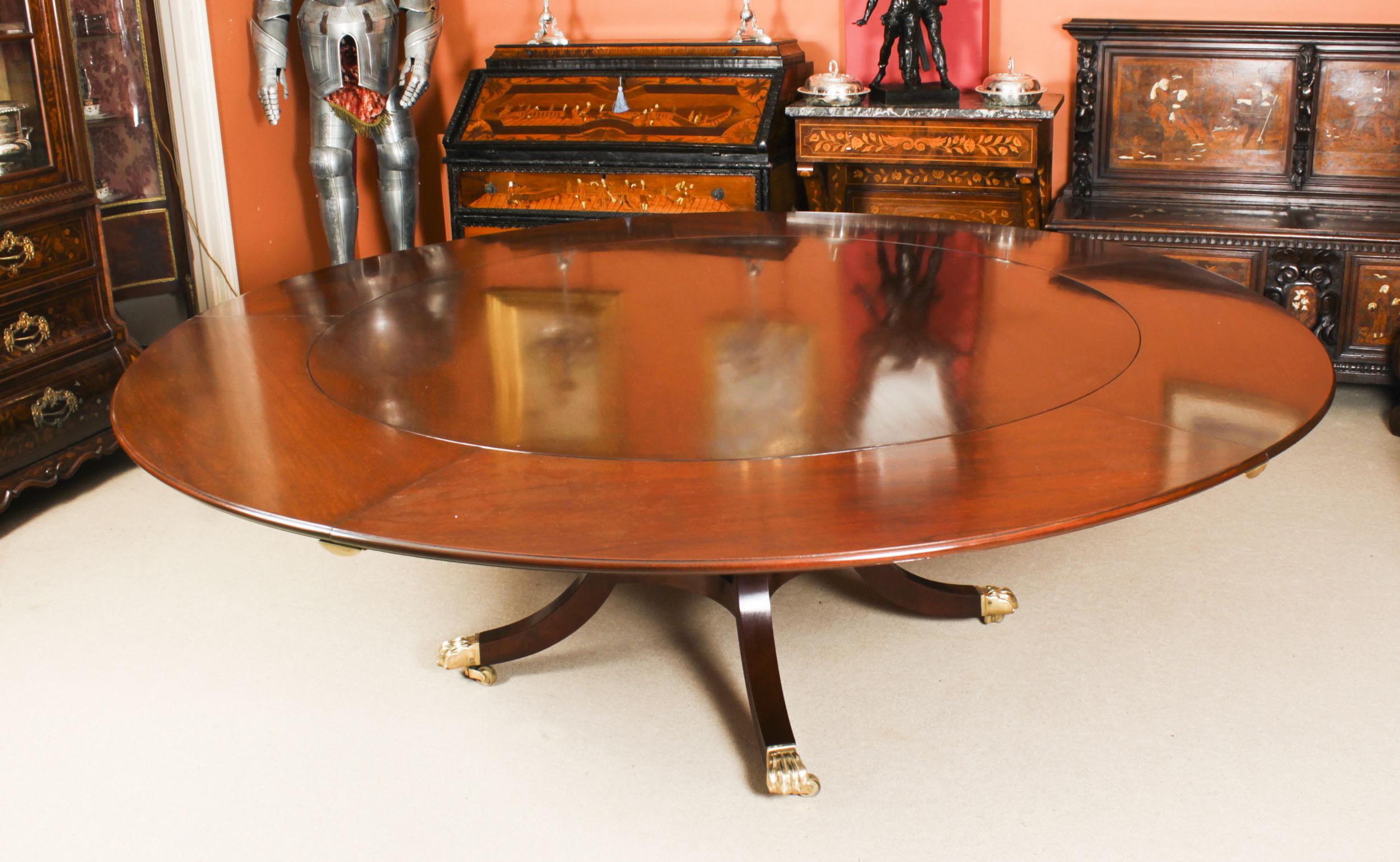 This is a beautiful Regency Revival dining set comprising a Jupe style dining table by the renowned cabinet maker William Tillman, and a set of ten dining chairs, dating from the last quarter of the 20th Century.

The table has a solid mahogany