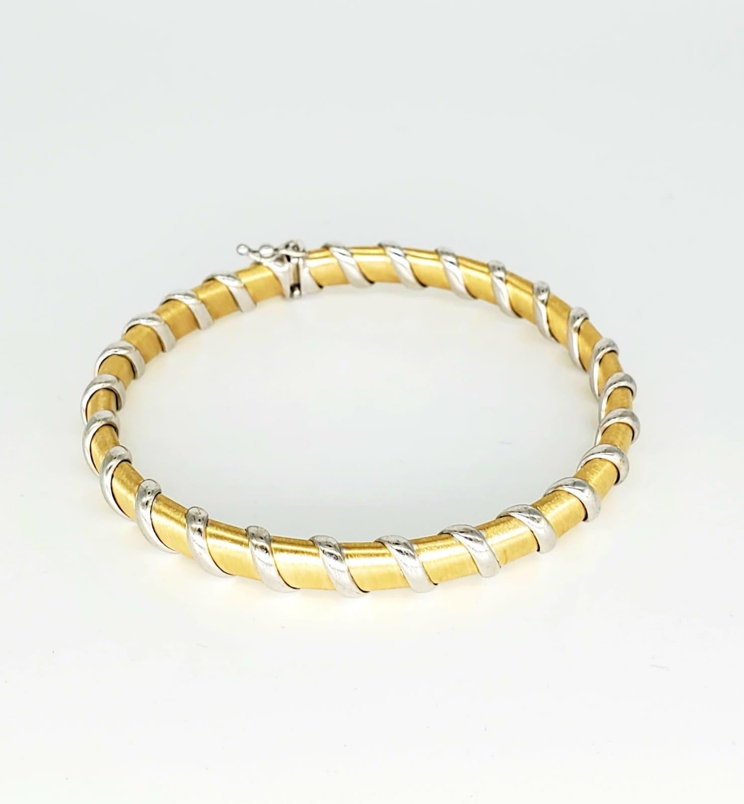 Vintage 2-Tone Swirls Satin Finish Bangle 18k 750 Gold. Le bracelet pèse 17,2 grammes d'or 18k. La largeur est de 7 mm. Le bangle convient à une taille de 8,5