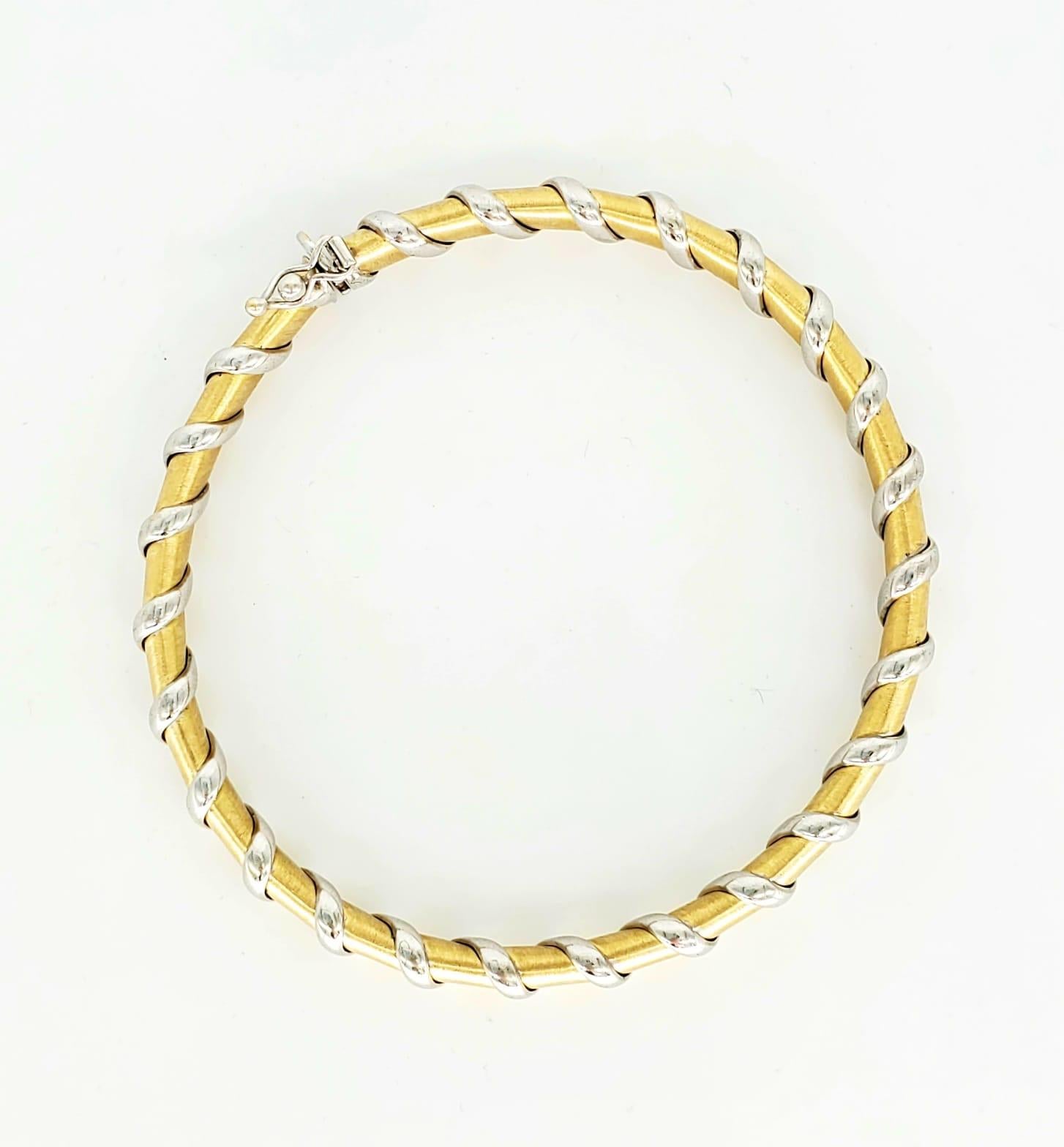 Bracelet jonc vintage bicolore en or 18 carats 750 avec finition en satin et tourbillons Excellent état - En vente à Miami, FL