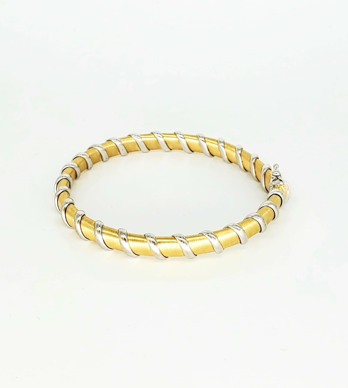 Bracelet jonc vintage bicolore en or 18 carats 750 avec finition en satin et tourbillons Unisexe en vente