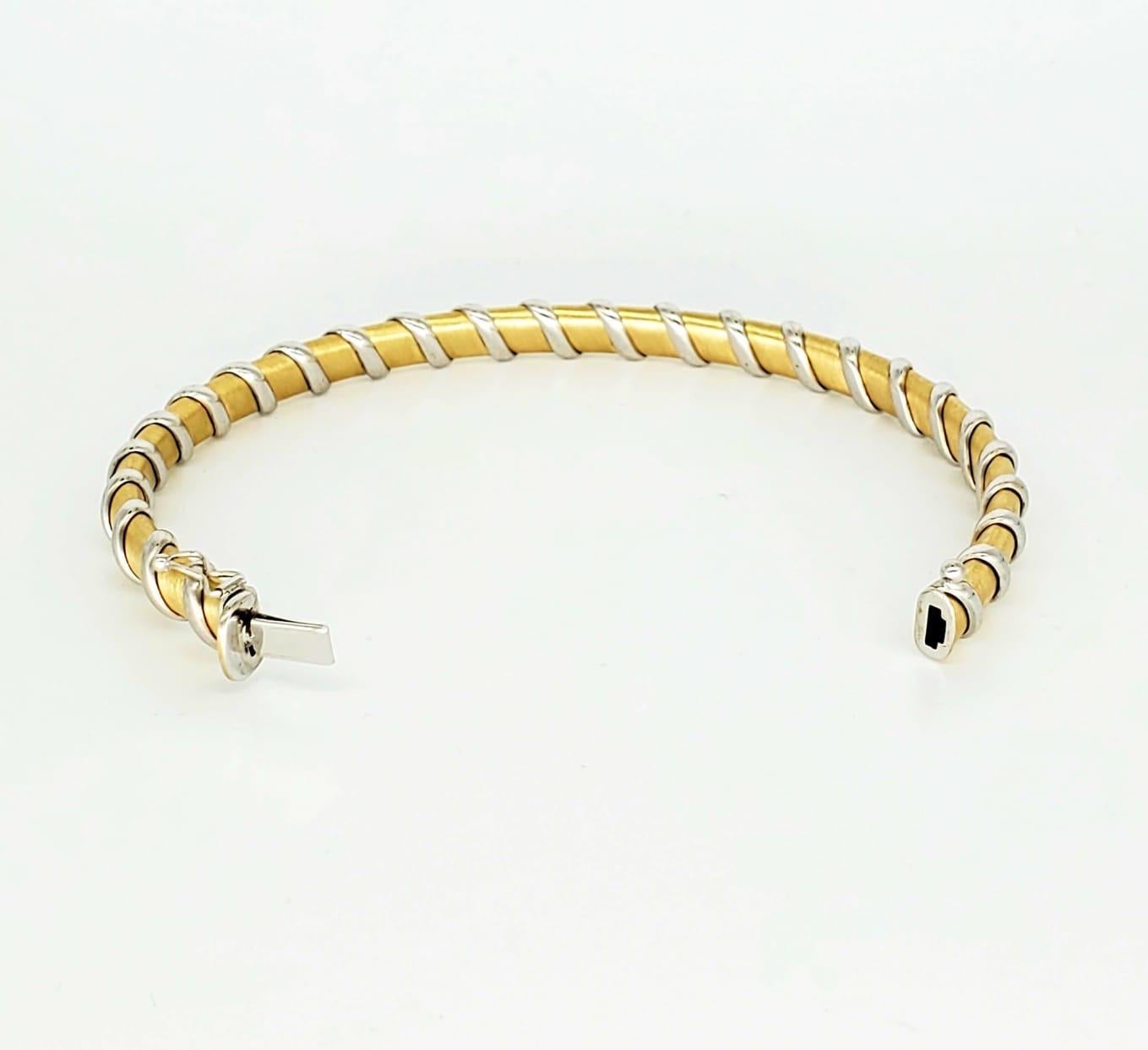 Bracelet jonc vintage bicolore en or 18 carats 750 avec finition en satin et tourbillons en vente 1
