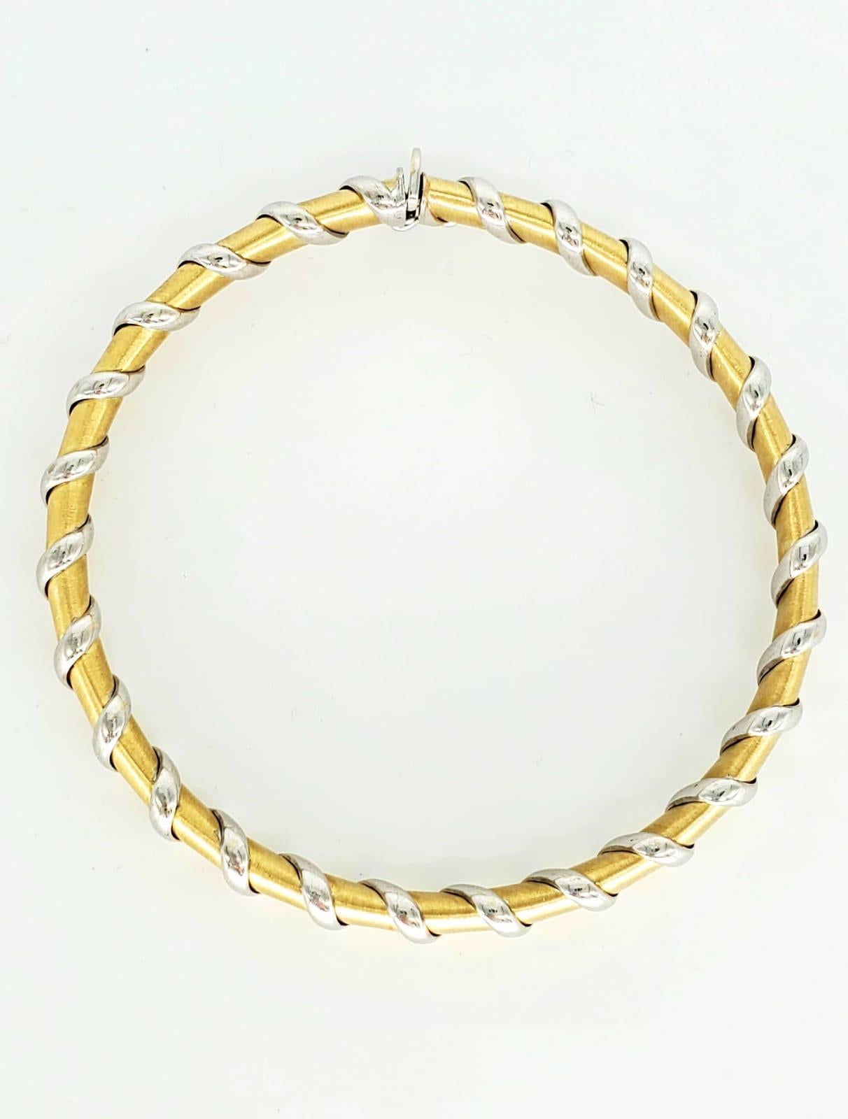 Bracelet jonc vintage bicolore en or 18 carats 750 avec finition en satin et tourbillons en vente 2