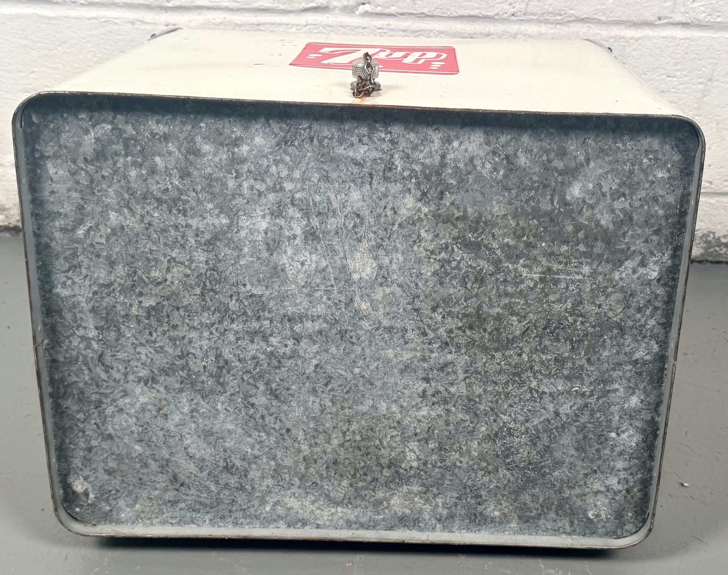 Vintage 7UP Metal Bottle Cooler From Progress Refrigerator Company en vente 8