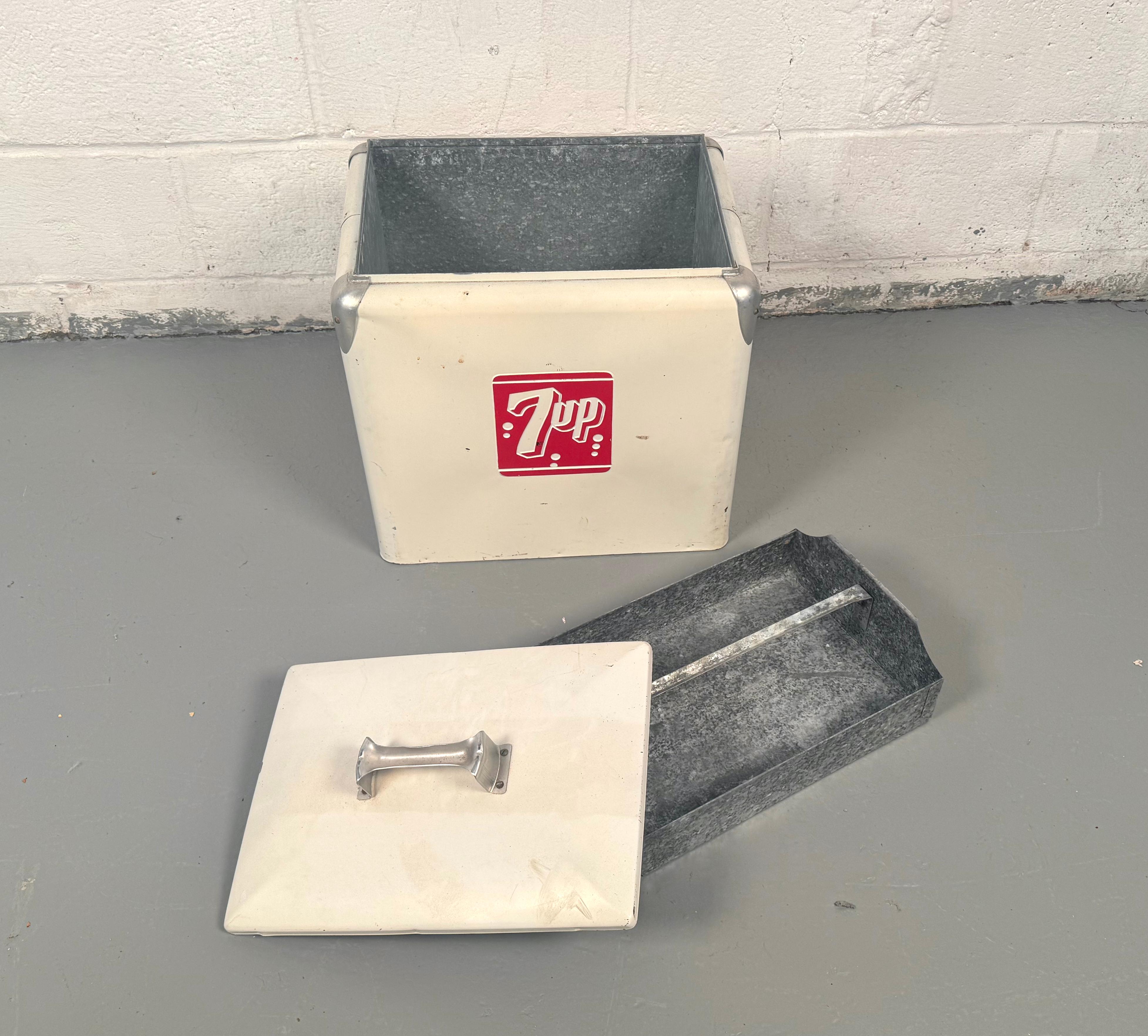 Vintage 7UP Metal Bottle Cooler From Progress Refrigerator Company en vente 9