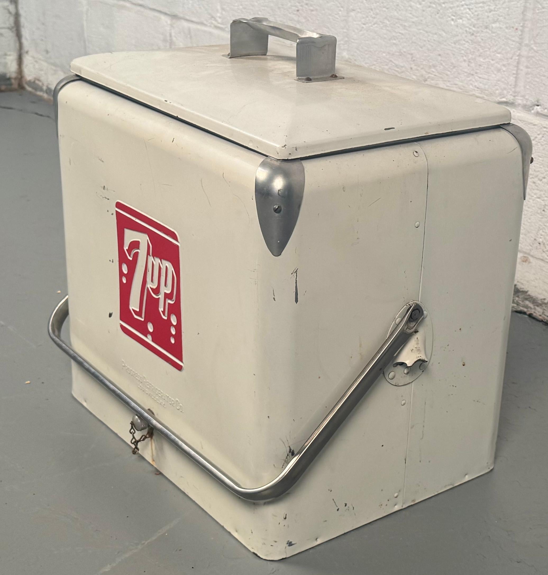 Mid-Century Modern Vintage 7UP Metal Bottle Cooler From Progress Refrigerator Company en vente