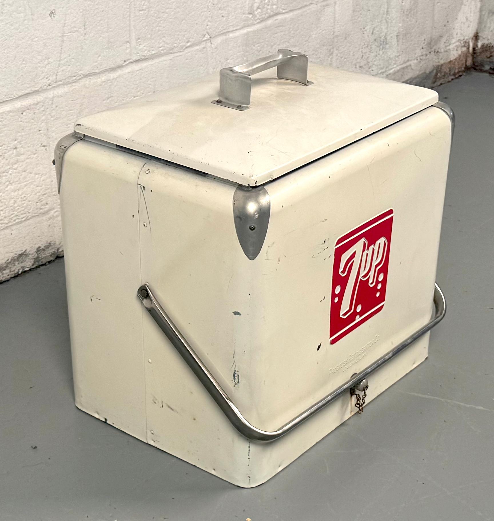 Vintage 7UP Metal Bottle Cooler From Progress Refrigerator Company Bon état - En vente à Brooklyn, NY