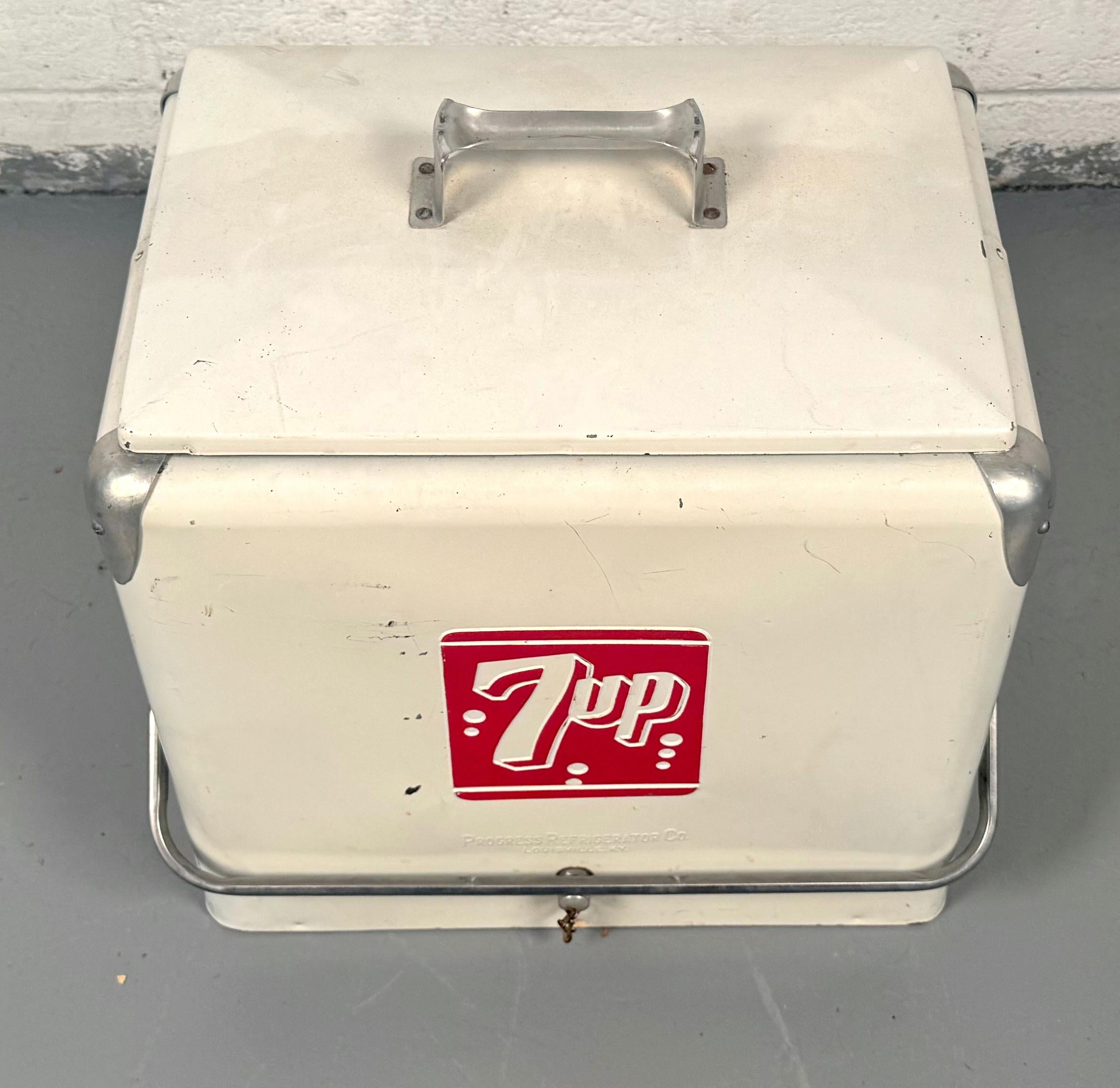 20ième siècle Vintage 7UP Metal Bottle Cooler From Progress Refrigerator Company en vente