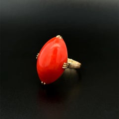 Anello vintage da 8 carati con solitario in oro di corallo rosso marquise del 1960, metà del secolo scorso.