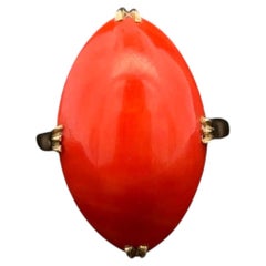 Anello vintage da 8 carati con solitario in oro di corallo rosso marquise del 1960, metà del secolo scorso.
