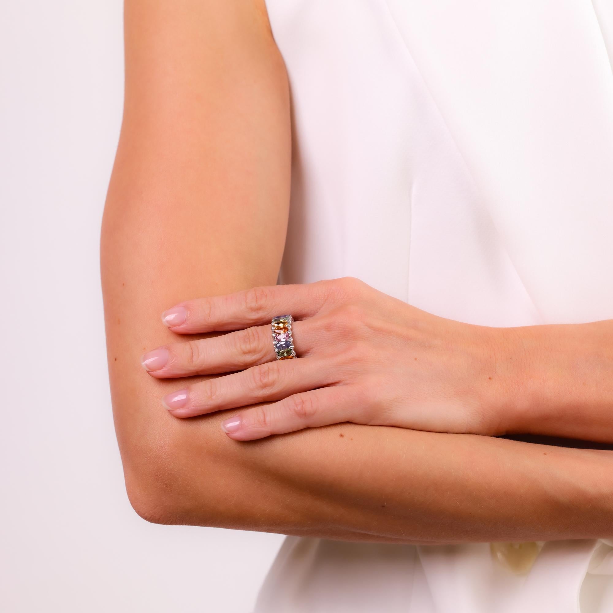 Dieser Ring im Vintage-Stil aus den 2000er Jahren besteht aus 8 Karat lebhaften, mehrfarbigen Saphiren, die von funkelnden Diamanten umrahmt und in elegantes 18-karätiges Weißgold gefasst sind.

Mittelstein: 20 Multicolor-Saphire im Marquiseschliff