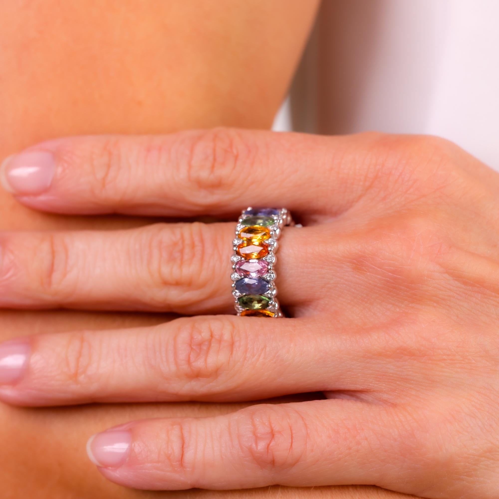 Vintage-Ring aus 18 Karat Weißgold mit 8 Karat mehrfarbigem Saphir und Diamant (Marquiseschliff)