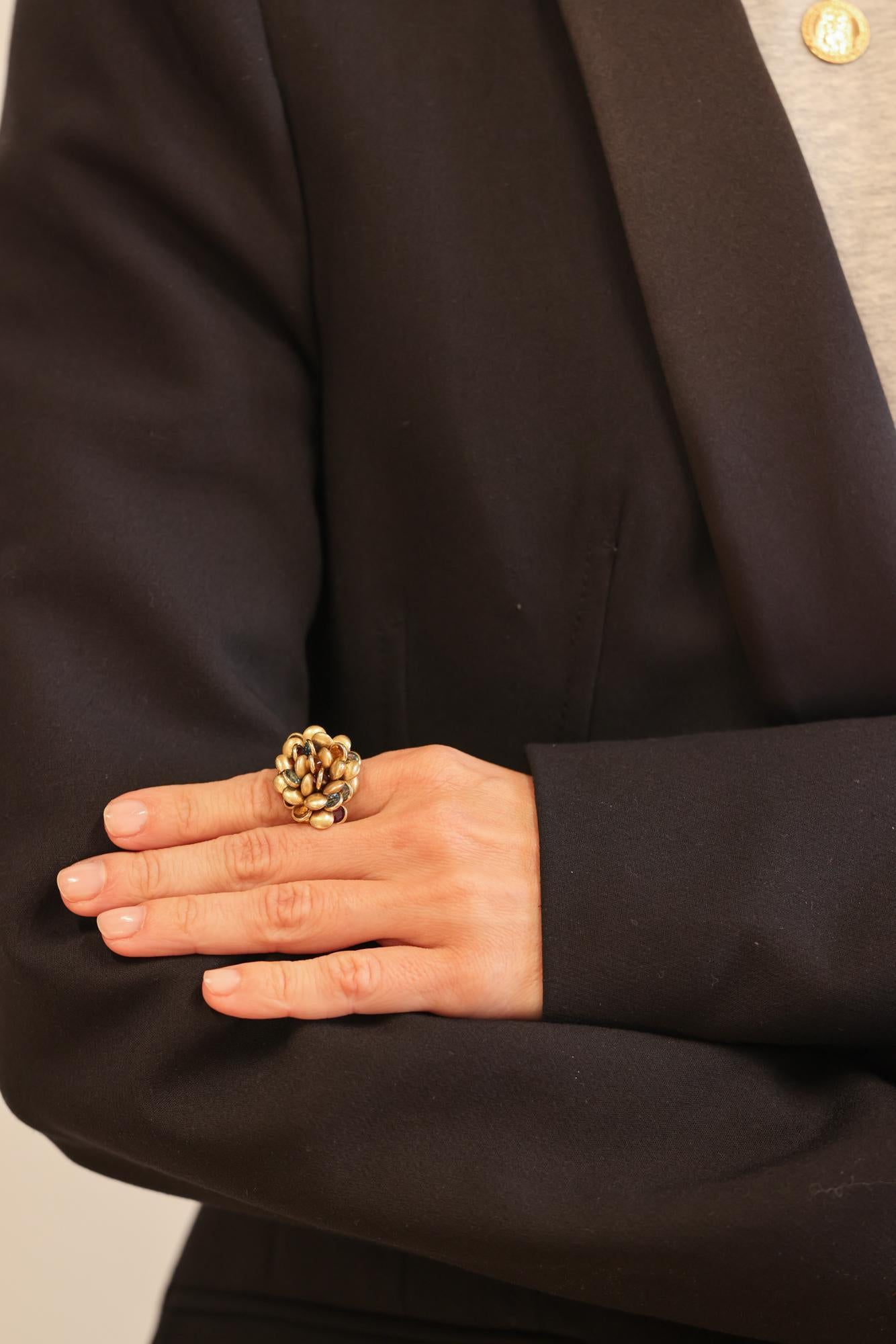 Dieser lebhafte Vintage-Ring besticht durch sein florales Design mit 8 Karat farbenfrohen Edelsteinen, gefasst in strahlendem 14-karätigem Gelbgold.

Gesamtgewicht der Edelsteine: Ungefähr 8 Karat
Mittelstein: 6 runde Citrine im