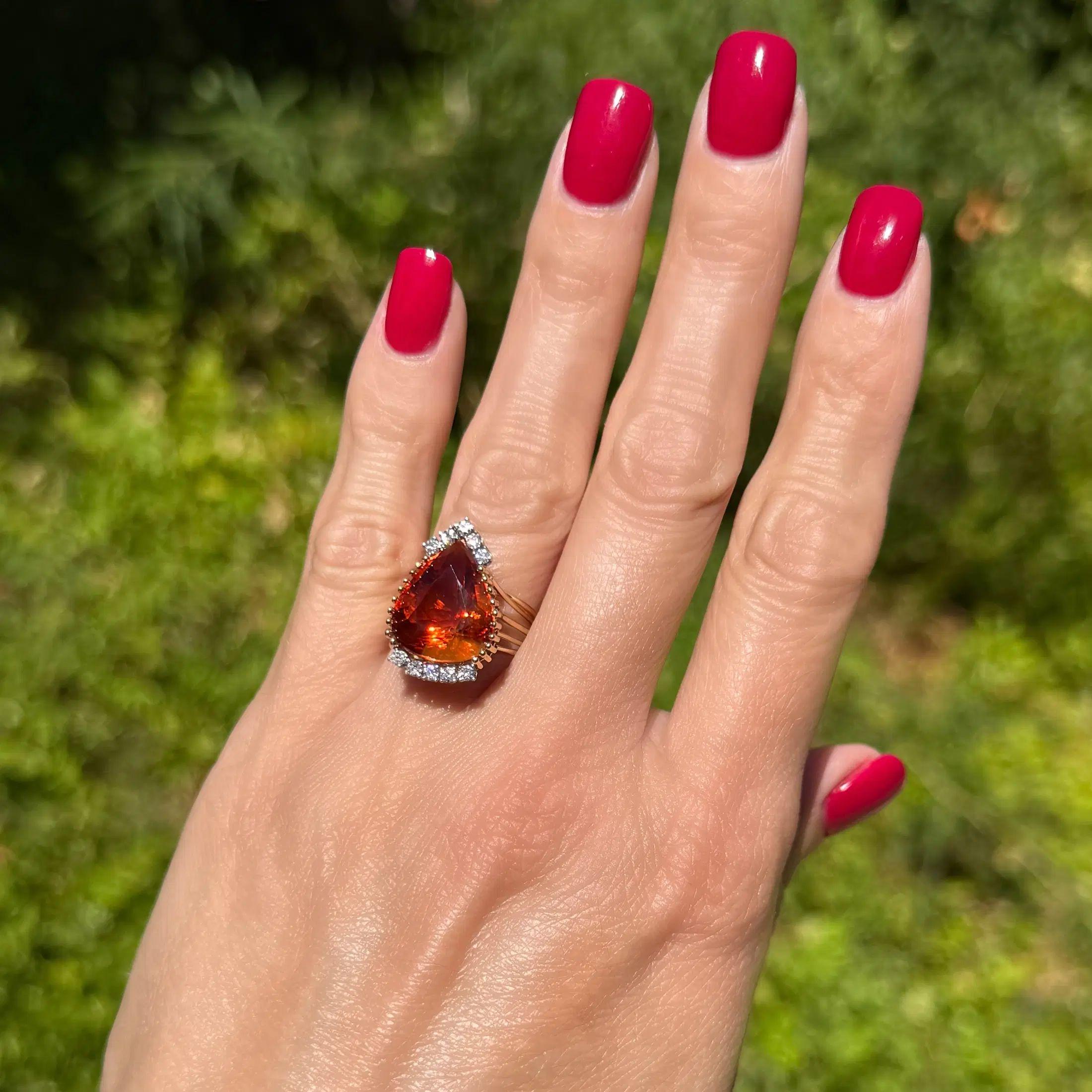 Modernista Anello d'epoca da 8 carati con pera di fuoco arancione vibrante, opale e diamanti Estate Jewelry in vendita
