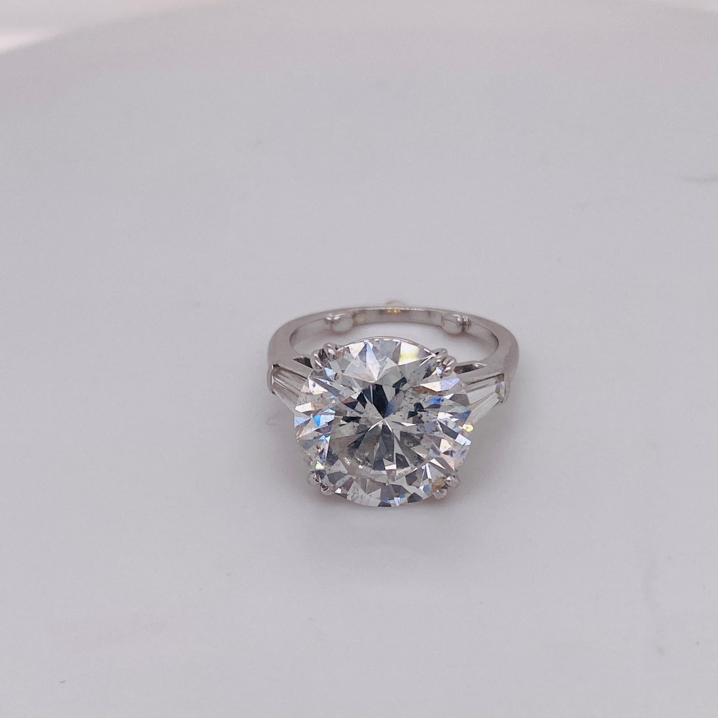Vintage 8 Carats Diamond Platinum Three-Stone Ring For Sale 1