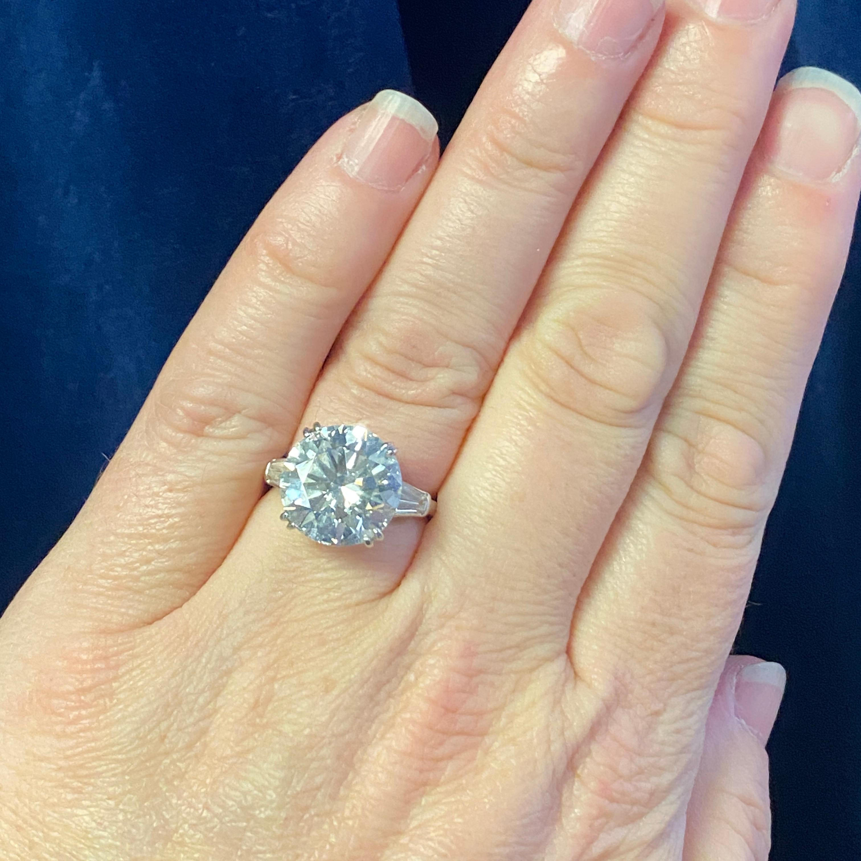 Vintage 8 Carats Diamond Platinum Three-Stone Ring For Sale 3